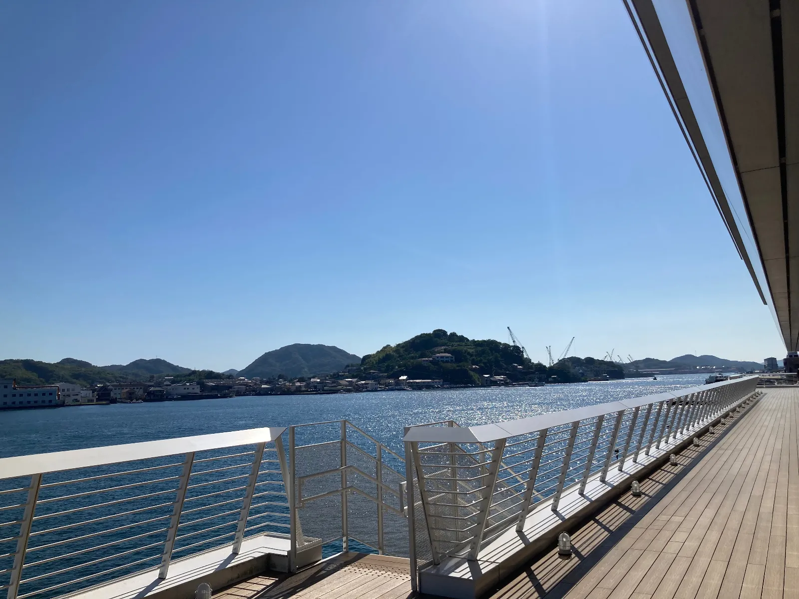 これも客船でしょ。

内海なので、津波は心配なさそう、いくらかかって出来たか、非常に気になってます。
AIで調べたら出てくるかもです。