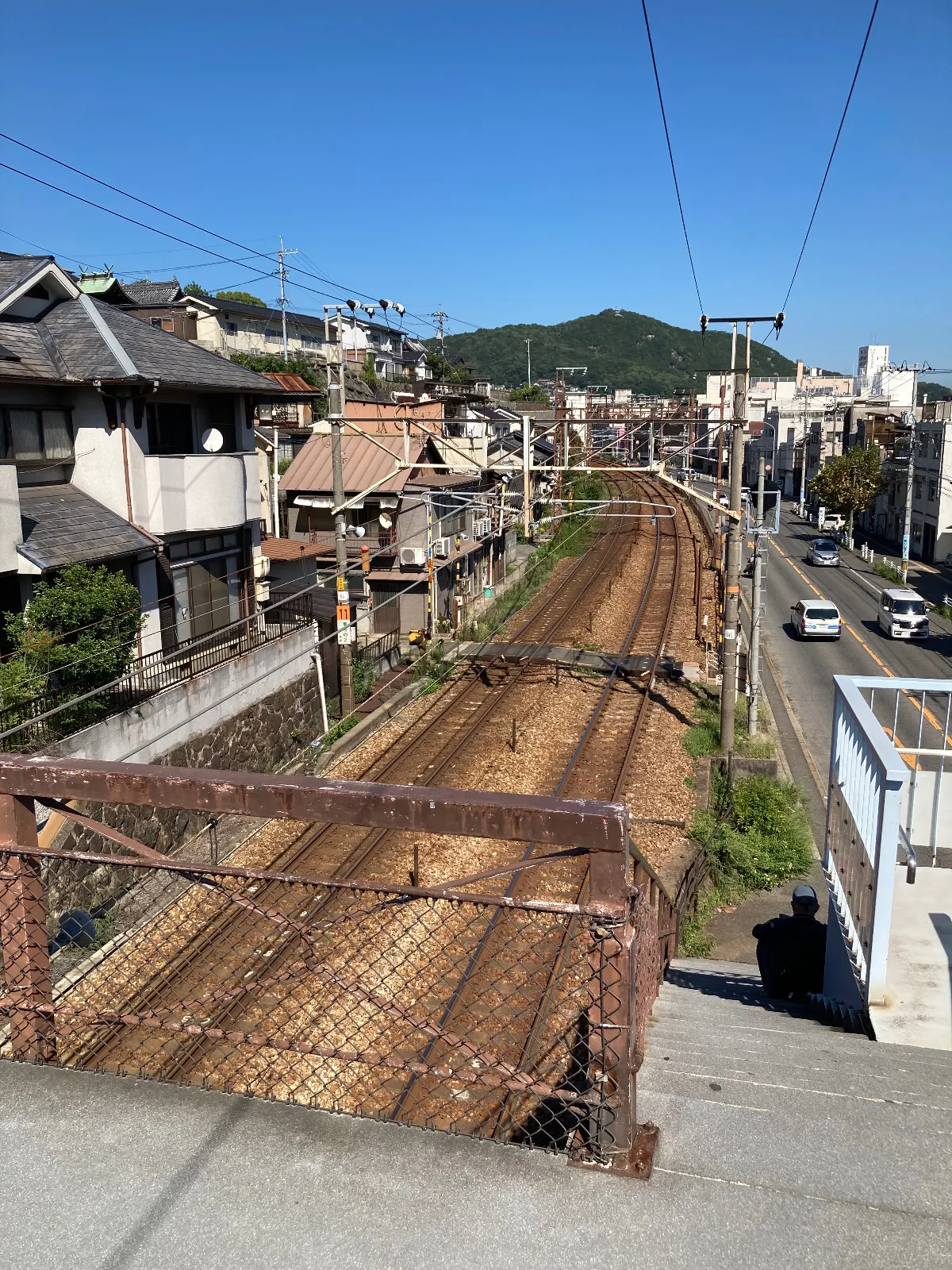 尾道の街の風景になった山陽本線。
明治の中盤辺りにできた？
ここにあった線路を跨ぐ跨線橋が面白い。

写真だけなら、あんまり違和感なく見えてしまいますが、手摺高さは非常に低い。多分70センチ辺り？単なる昔の菱形目のネット、どう見ても誰もが線路に転落できる。架線に直接触らない為の防護板も最小限しかない。今の基準なら手摺高さは110センチ以上は必須。ただし、線路内は建築基準法の適用外だからOKとは言え・・・。２枚目後の跨線橋全体も見てください。