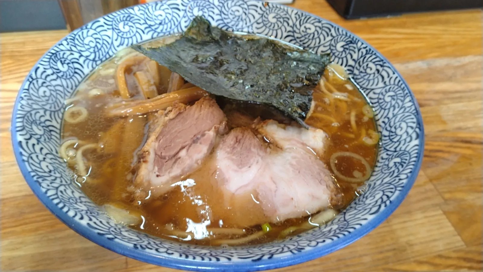 埼玉を代表する名店の一つ。

スープは煮干系ですがエグ味はなく、つい飲み干してしまうタイプのやつです。
チャーシューもすごくしゅんでます。

ニコニコ元気で感じのよい店主や、スタッフさんの接客も好印象です。