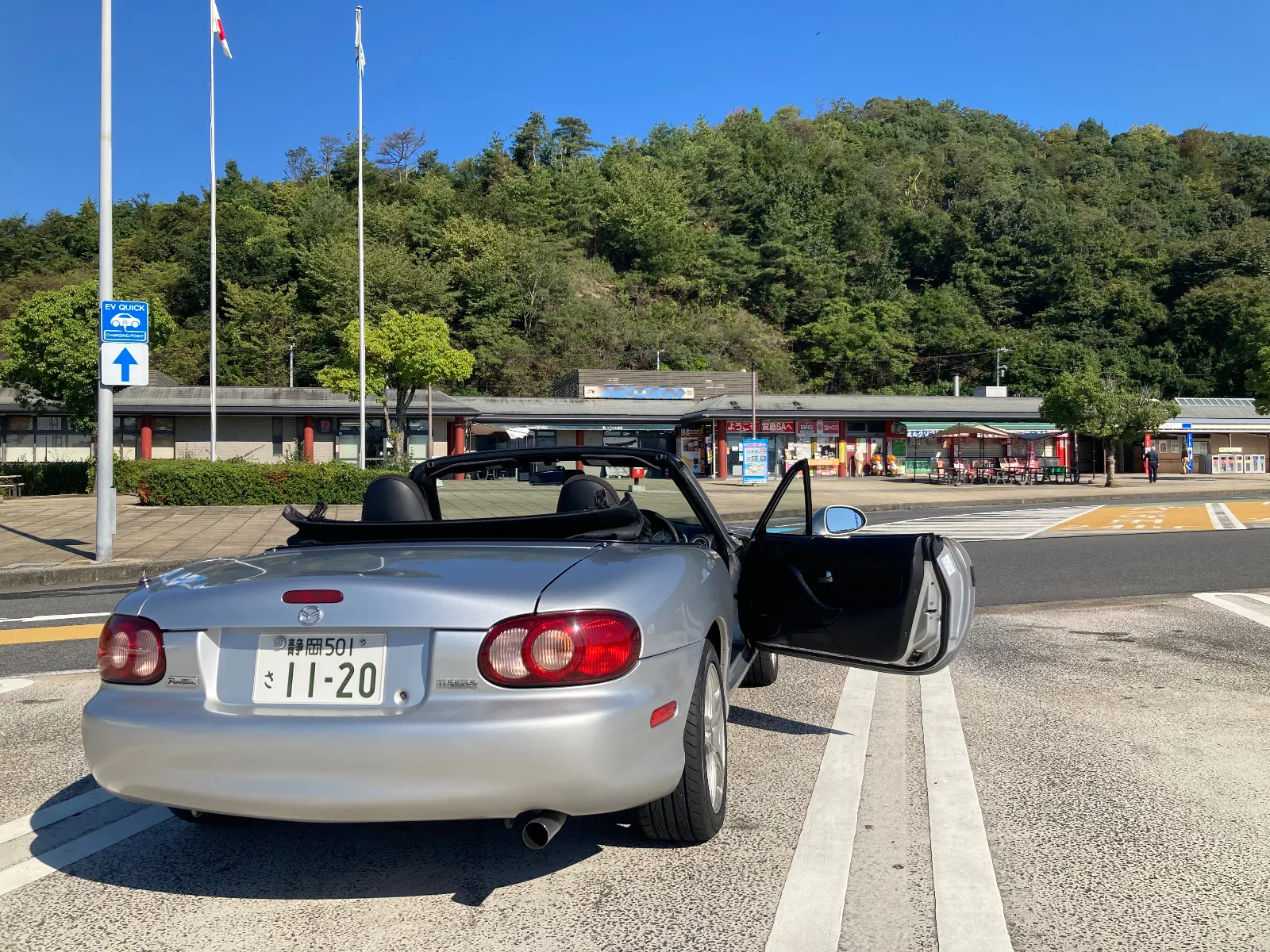 山口県を後にして、今日は尾道へ移動します。
静岡県に戻りながらのリターン道中です。

本日の天気は良い方向に、山口県からNBをオープンして山陽道を走り抜けます。
まともな天気になり、高速オープン久しぶり。
気温良好で絶好調！！　最高！
この感覚を一度でも味わうとロド沼にハマります。ましてや、明日のしまなみ街道を走れば別空間にトリップして現実逃避100%。
悩んでいる方たちには、絶対おすすめします。

もとに戻って、ここは宮島S Aで一休み。
反対車線の下り側から、宮島の海が見渡せるはず。上り車線はかろうじて見えますが、写真を撮っても入らない。残念。