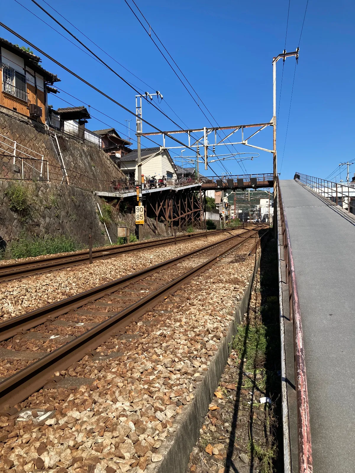 レールとの距離感の近さがすごい。

すぐ横です。撮影する高さが、何もしないでレール高さ。いいアングルで列車の勇姿が撮れる、すごいですね〜。　　(°▽°)

列車を待つ時間がもったいなくて、移動していきます、すみません、と、撮り鉄のお兄さんの後ろ姿に無言で挨拶してしまいました。