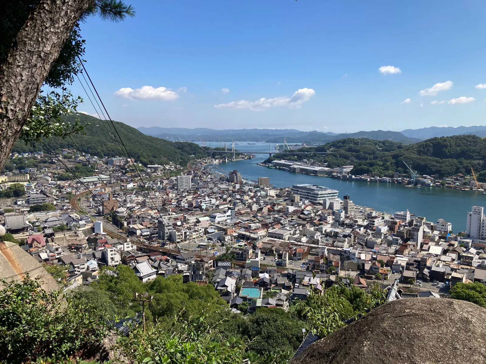 上がっての景色がこちら。

文学者がこの景色を見たら、一句歌いたくなりますよね。
私でもそう思います。
さらに頂上まで上がって行くと、あちこちに一句作って応募するポストがあり、私もやろうとして開けたら紙切れで、うまい具合の言い訳になりました。
