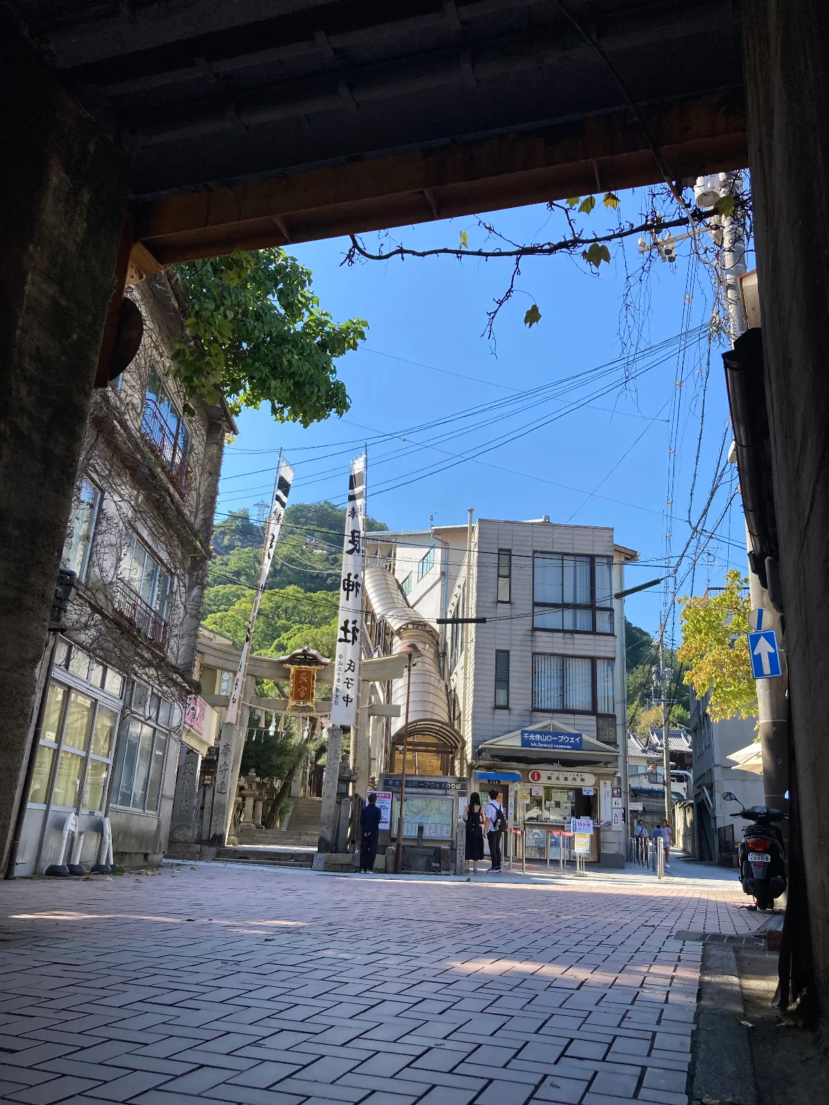 尾道のお決まり風景。
最後は参道とロープウェイ乗り場の同居。

宅配便泣かせ、歩きで配達する体力、年齢制限あり？　インフラの水道管、排水管は
どうなる？　浄化槽？法面崩壊したら皆out。
岩地盤としても・・・。色々考えてしまい、また、職業病が😷。

でも今まで大丈夫だったから平気ですかな。
理論的に機会があれば調べたらいいかも。

AIには頼らず。

今日はここまで、
ではまた。