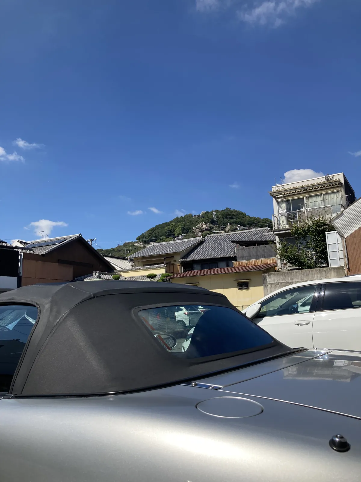 3時間弱で尾道へ到着。
コインパーキングから、千光寺が見えます。

登りは歩きで坂道と風景を楽しみながら頑張って行きましょ。坂道を歩かないなんて、尾道に来た意味がないと言われそうです。
もちろん、歩きのつもり100%、満々です。