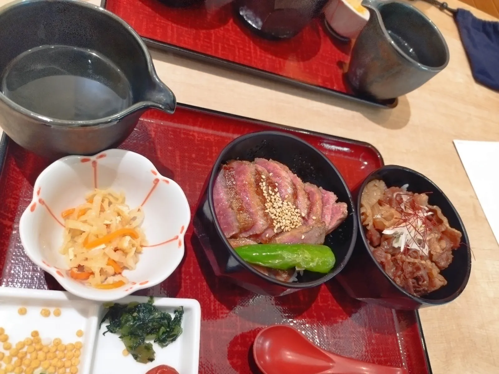 竜王のアウトレットに入っている近江牛のお店で昼食。昼食時間に行くとえらい行列になってる。