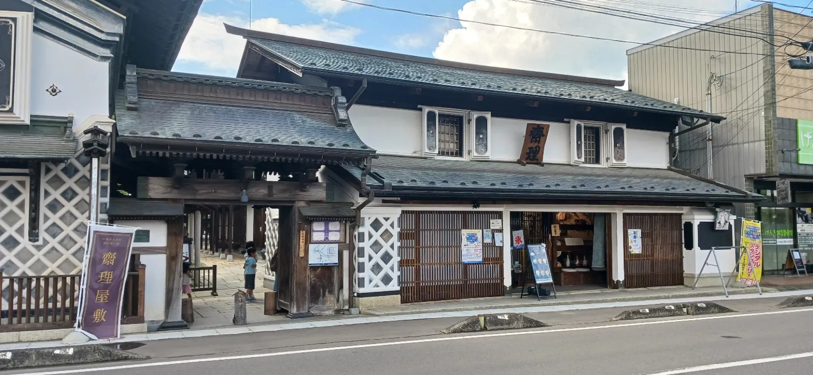 宮城県南部の、伊具郡丸森の齋理屋敷の中に置いてあります.。丸森は伊達政宗初陣の地として地元では有名？ですが知る人ぞ知るって感じです。
数年前の台風で山間部なのに町全体が水没し孤立してしまいました。復興工事もほぼ終了し河川敷にメモリアル施設建設中です。
米所の為、倉のお米をネズミから守る猫を神様と崇め各所に寝神様がいますら栄川堂の猫最中がお土産として有名、仙台から車でノンビリ80分くらいでしょうか、タケノコの産地でもあり、竹の炭を使ったブラックラーメンもおすすめ。デザートにガチガチのジェラートもあります。