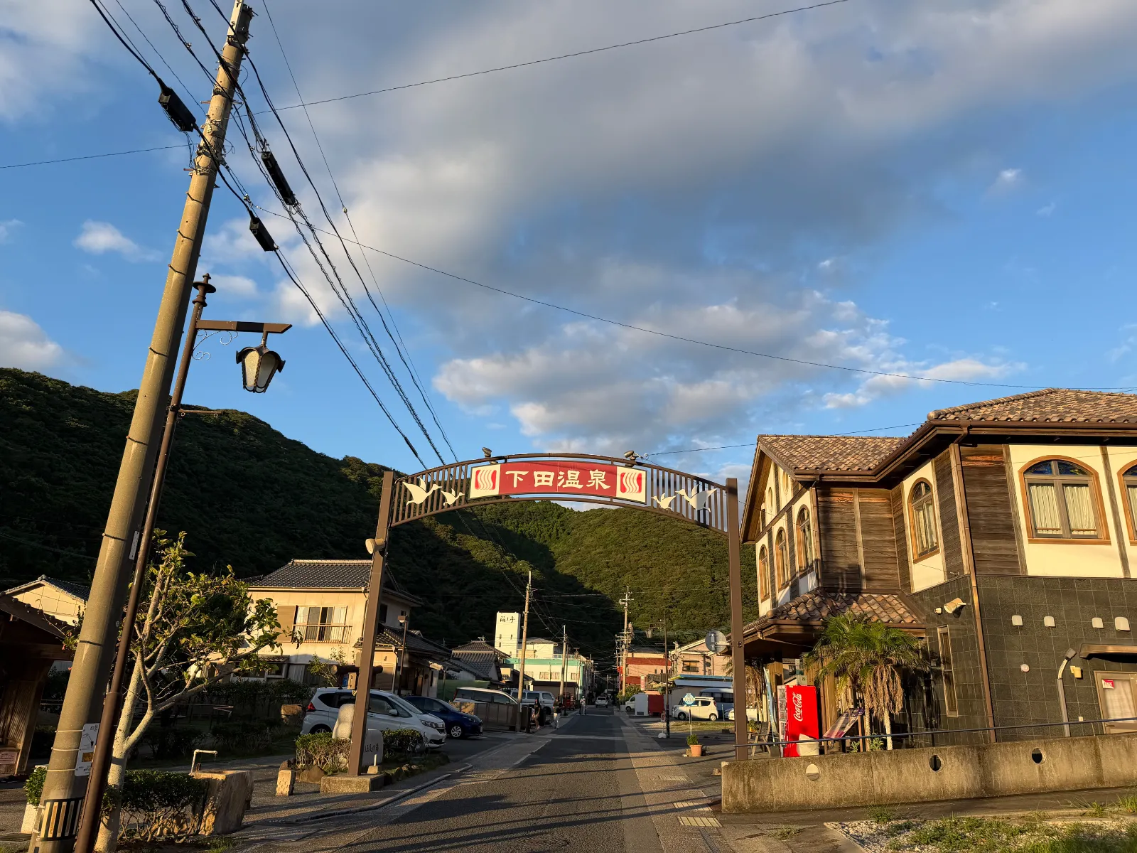 一日のドライブの終わりに天草の下田温泉へ
天草の海岸は、夕陽が美しいことでも有名
下田温泉街から、歩いて展望台へ行く人も
温泉前の軽い運動にもちょうどいい距離