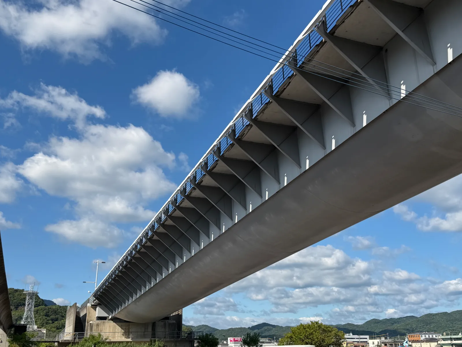 天草の端にある道の駅、道の駅 うしぶか海彩館を目指してドライブ
道の駅の上に牛深ハイヤ大橋が通っている
全長883ｍと県内最長を誇るこの橋は、下から見上げるとかなりの迫力
敷地内の「漁業資料館」にも牛深ハイヤ大橋の設計などについて書かれている