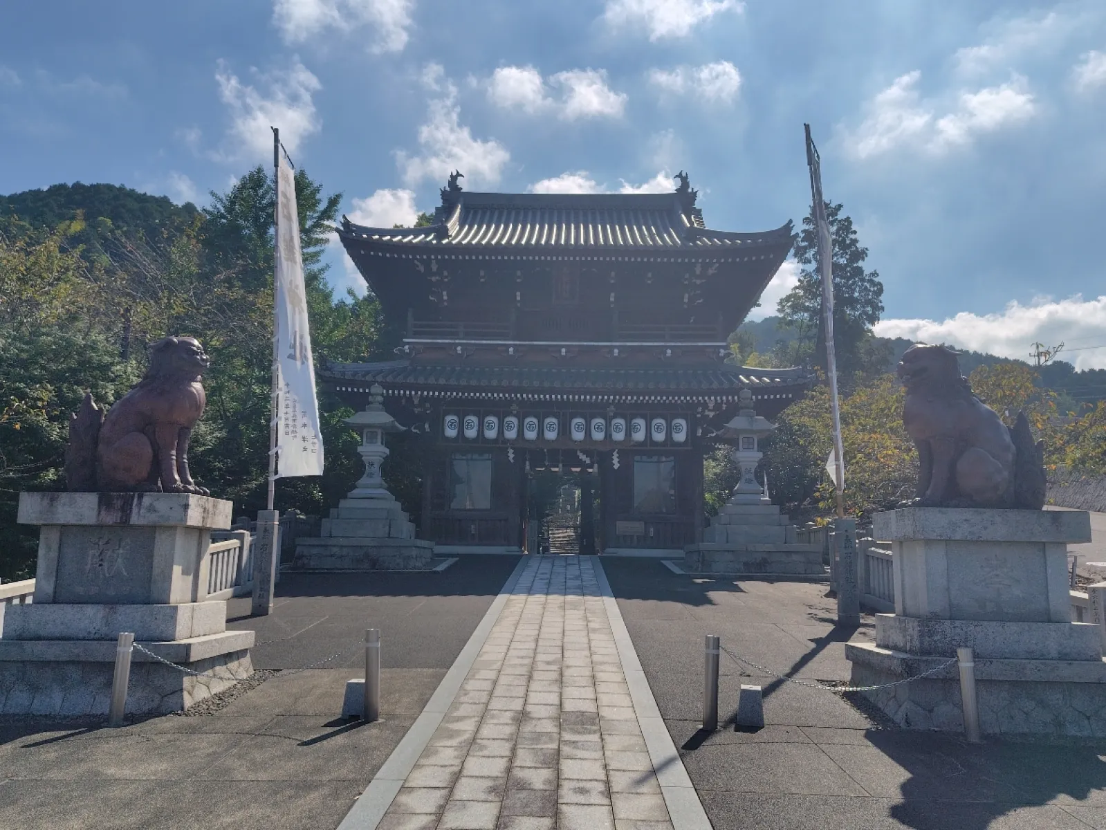 急な階段を登った先に
本殿といい景色が広がっていました。