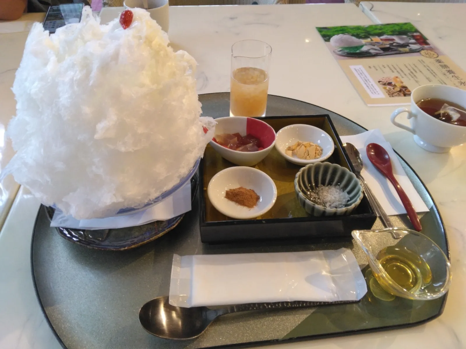 自分で好きなように、シロップやソースをかけて食べます。