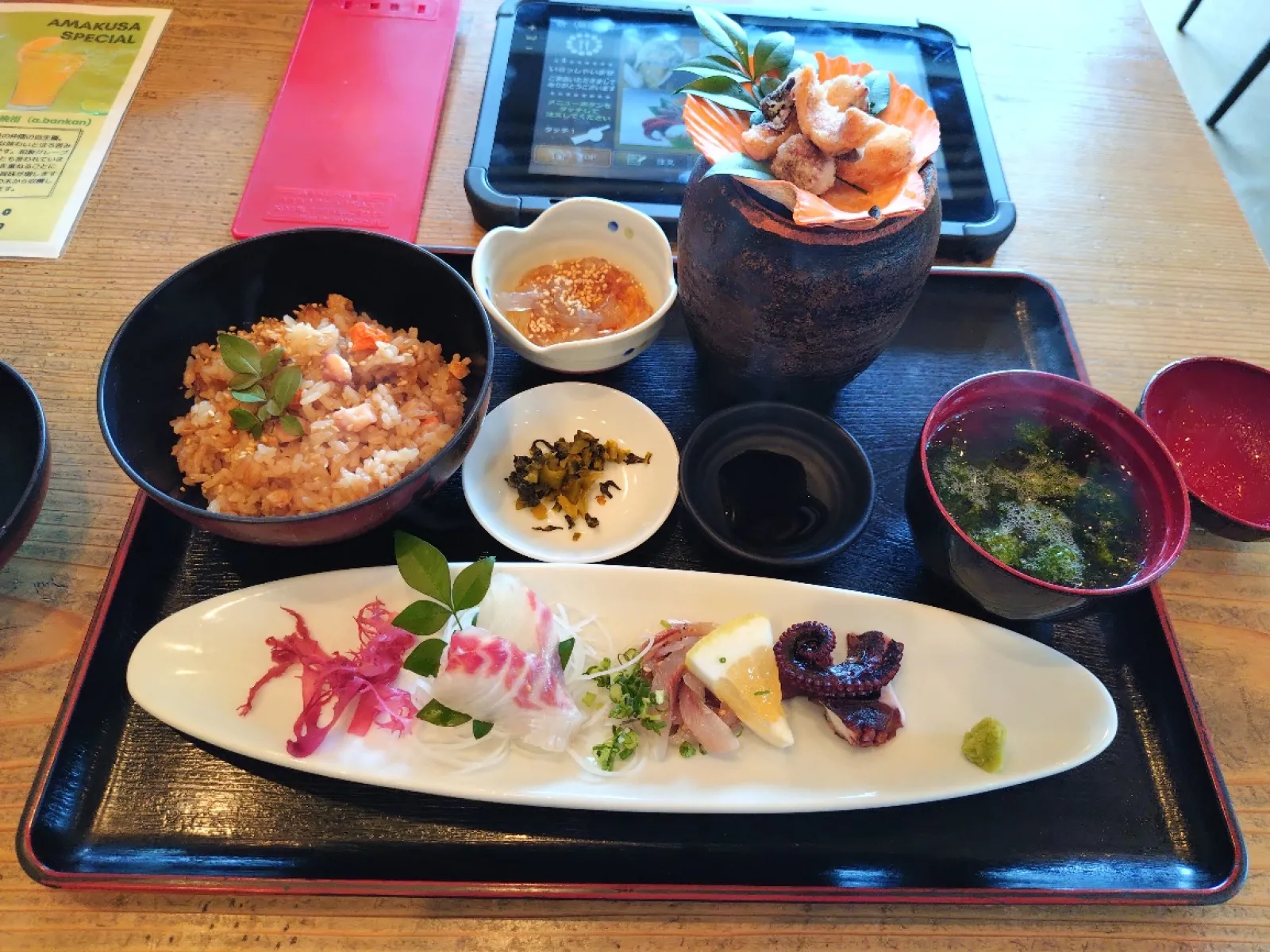 熊本の天草にて。
お刺身が食べたくなって行って来ました。
メニューをみたら「タコの唐揚げ」が美味しそうだったので、これを頼んでみました。
タコ飯、お刺身にタコもあり、タコ三昧🤗