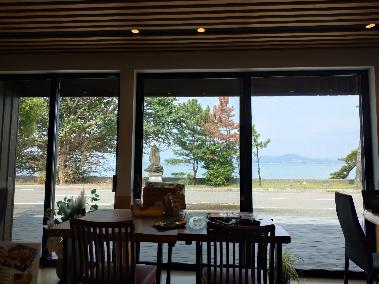 海を見ながら食べれるように、海側を向いているステキな席もありました。
一人で行きましたが、バッチリ海を見ながら食べました。