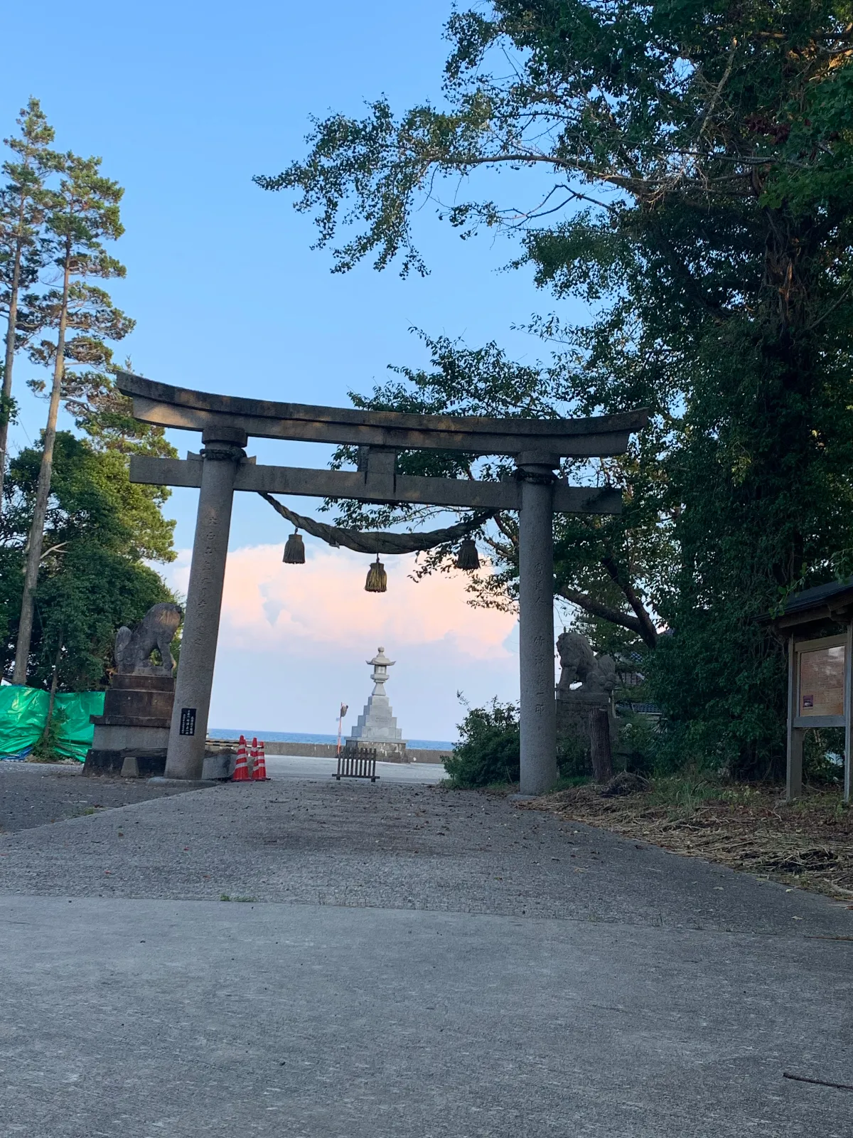 3年前の旅行の記録です

珠洲市にあるけど、神社名は「須須神社」。
5月の地震の被害がまだ残っていて、大きな地震だったことがわかります。
（まさかこの3ヶ月後にさらに大きな地震が来るとは想像もしてなかったけれど）

時間がなかったので、奥の本宮までにはいかずにお参りをしてこちらを後にしました。