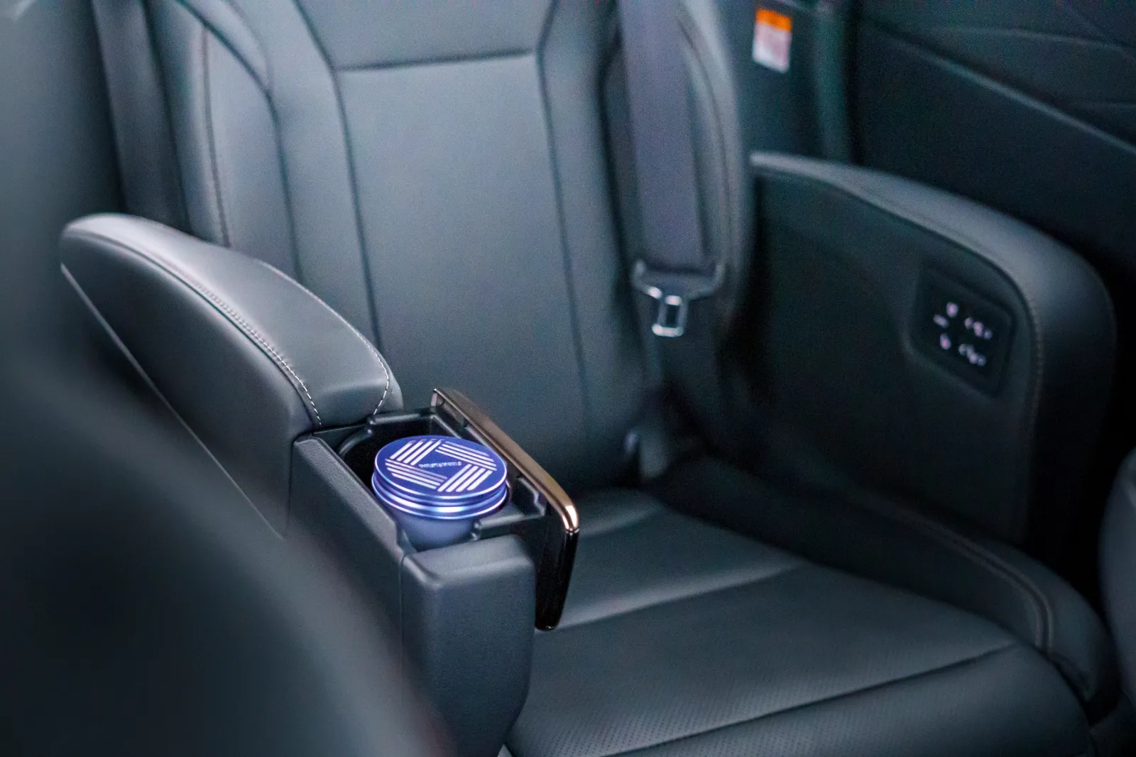 使用前はほんのり感じていた新車特有の香りが、30分後には気にならなくなっていました。

代わりに感じられたのは、ベビーパウダーのような清潔感のあるパウダリーな香り。

強すぎず、車内にほのかに広がる上品な香りでした✨