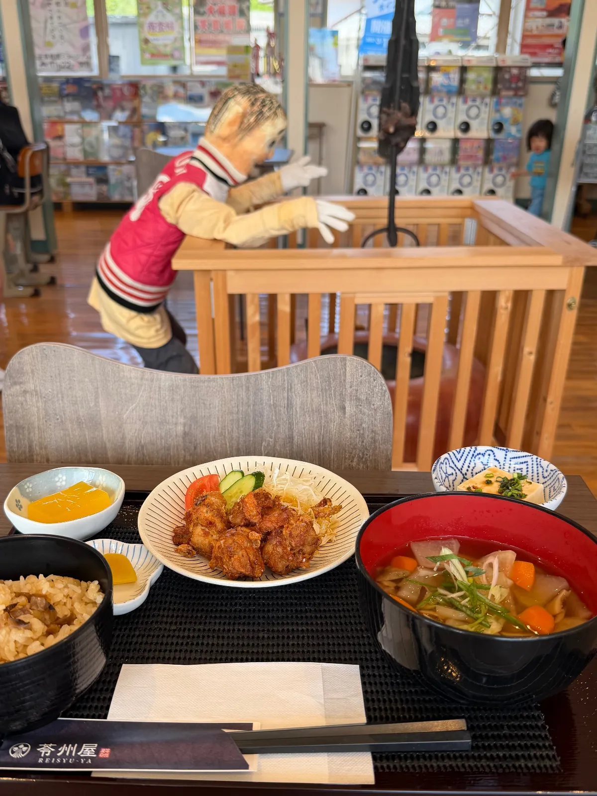 テーブルの近くにもかかしがいるので、1人で食べに来ても寂しくなさそう？
今回この定食を選んだ1番の決め手は、真ん中に映る「ハイヤ節唐揚げ」
牛深のさば節をたっぷりまぶしているのだそう
普通の唐揚げとはちょっと違って素朴な味わいで、他のメニューともよく合う味でした