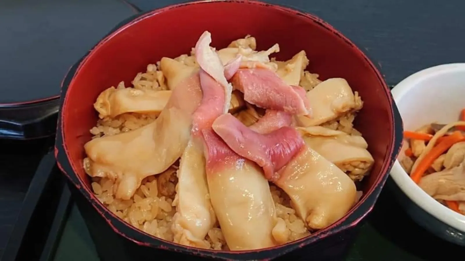 ホッキ飯（ほっきめし）
生のホッキ貝（ウバガイ）醤油ベースのタレでサッと煮て、その旨みがたっぷり染み出た煮汁でご飯を炊き上げ、最後にプリプリの身をのせる東北地方の代表的な郷土料理

宮城県の太平洋沿岸部、亘理町・山元町、福島県相馬市などに伝わる冬から春にかけての味覚で、加熱することでホッキ貝の身が鮮やかなピンク色に染まり食欲をそそります。