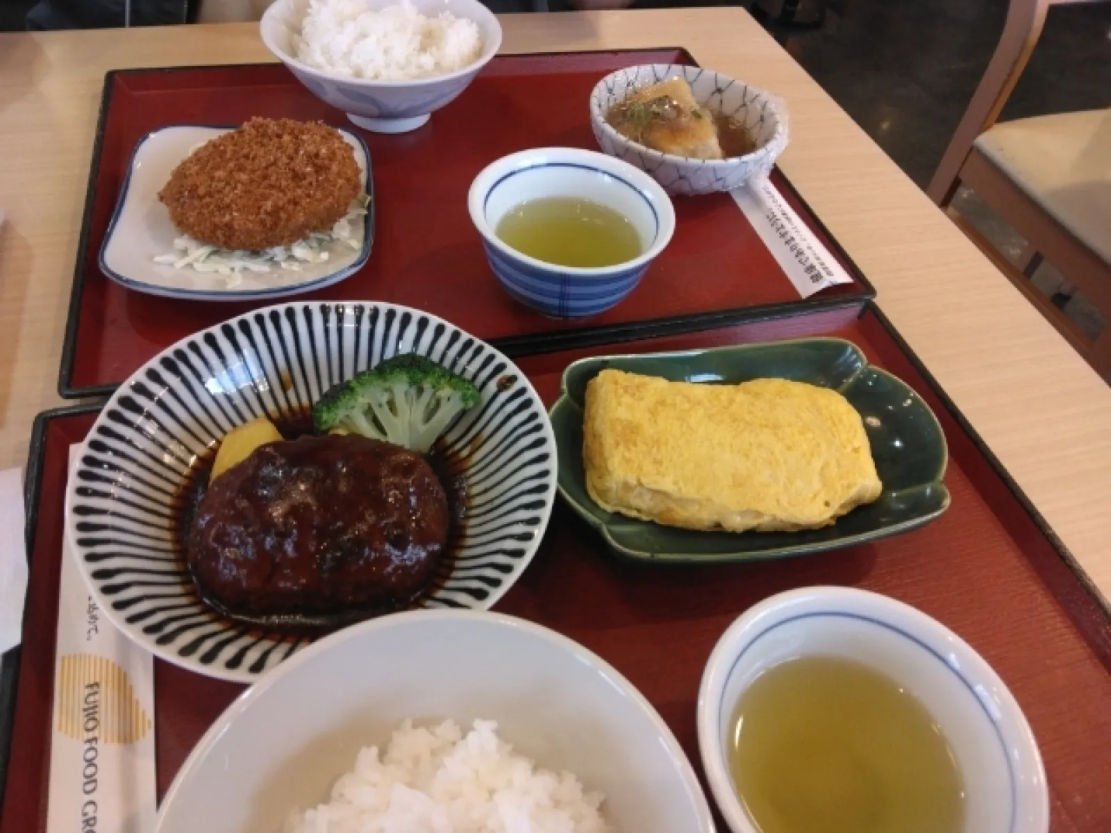 おかず全品半額ののぼりにつられて、入店しました。
テイクアウトのお客さんが多かったです。