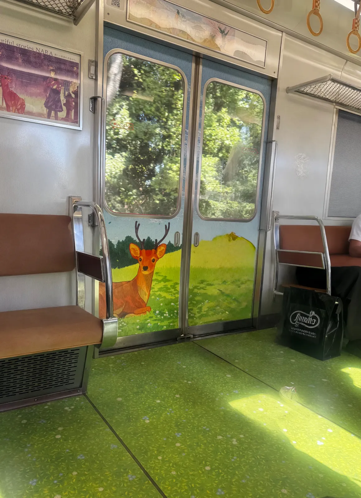 車内の扉にも鹿🦌、床は芝生風柄