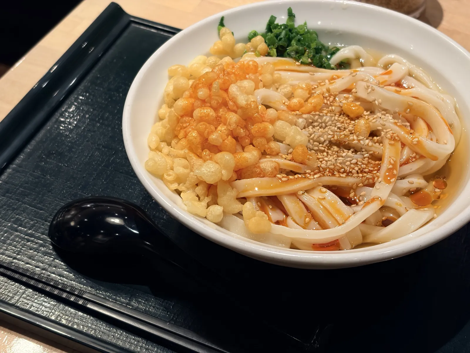 さらにラー油を、まわしかけると最高なんです👍✨

旨辛冷たぬきうどん✨大680円👍
サラリーマンの味方ですね🧑‍💼