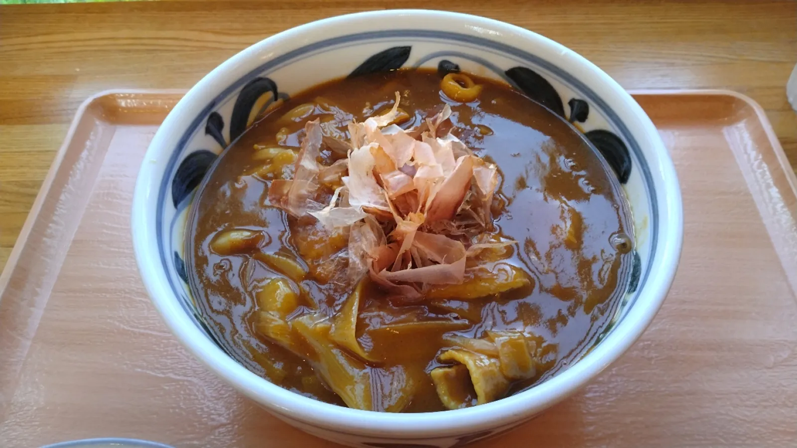 芸術品のように美しいもりうどんと天ぷらがウリのお店ですが、それは先日いただいたので、今回はカレーうどんをセレクト。