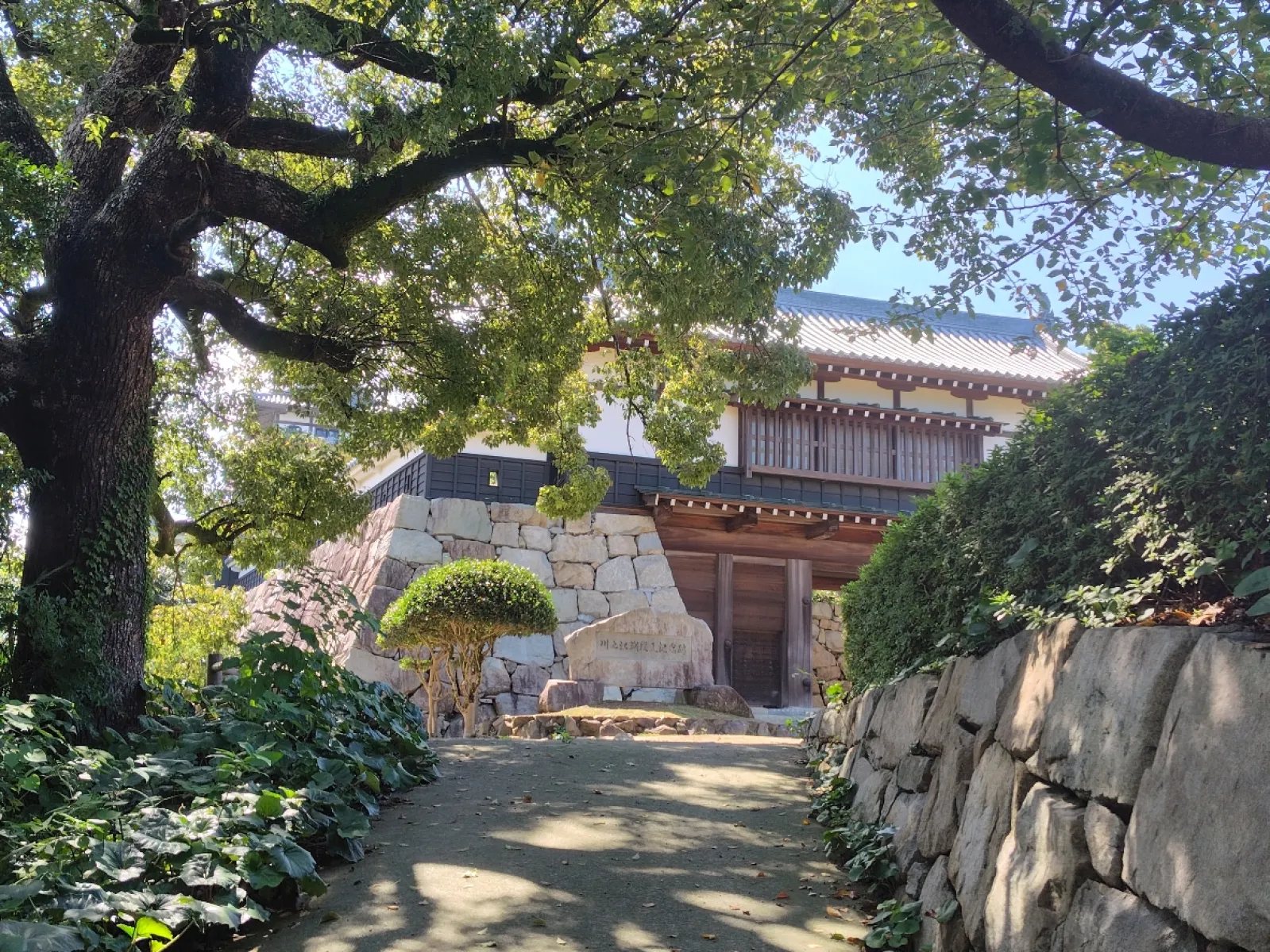 模擬天守とはいえ、綺麗に整備されてました。