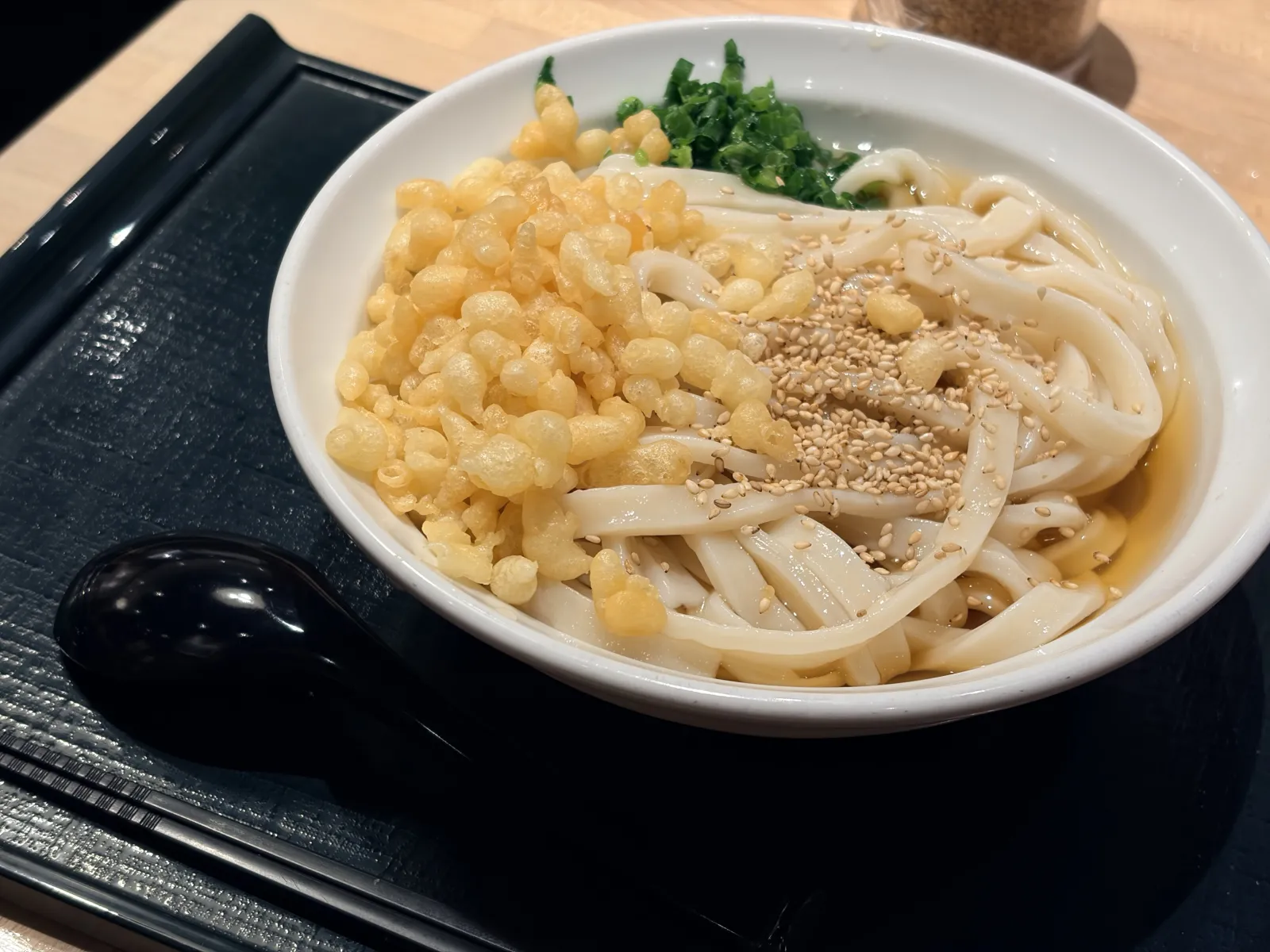 先週は仕事で霞ヶ関に立ち寄り
うつけさんの「冷かけうどん」

しっかりしたコシの強いうどんに
ダシを聞かせた冷たいスープが美味しい

そこに卓上の揚げ玉投入で「冷たぬき」に変身✨
