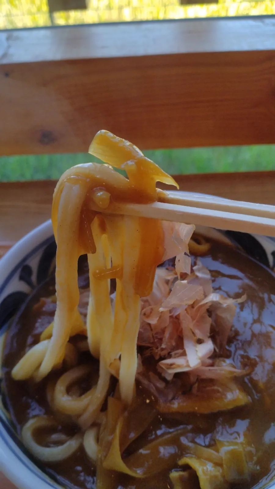 出汁がバツーンと効いた、風味豊かなカレー汁。
ツルコシの麺との相性もバッチリです。
