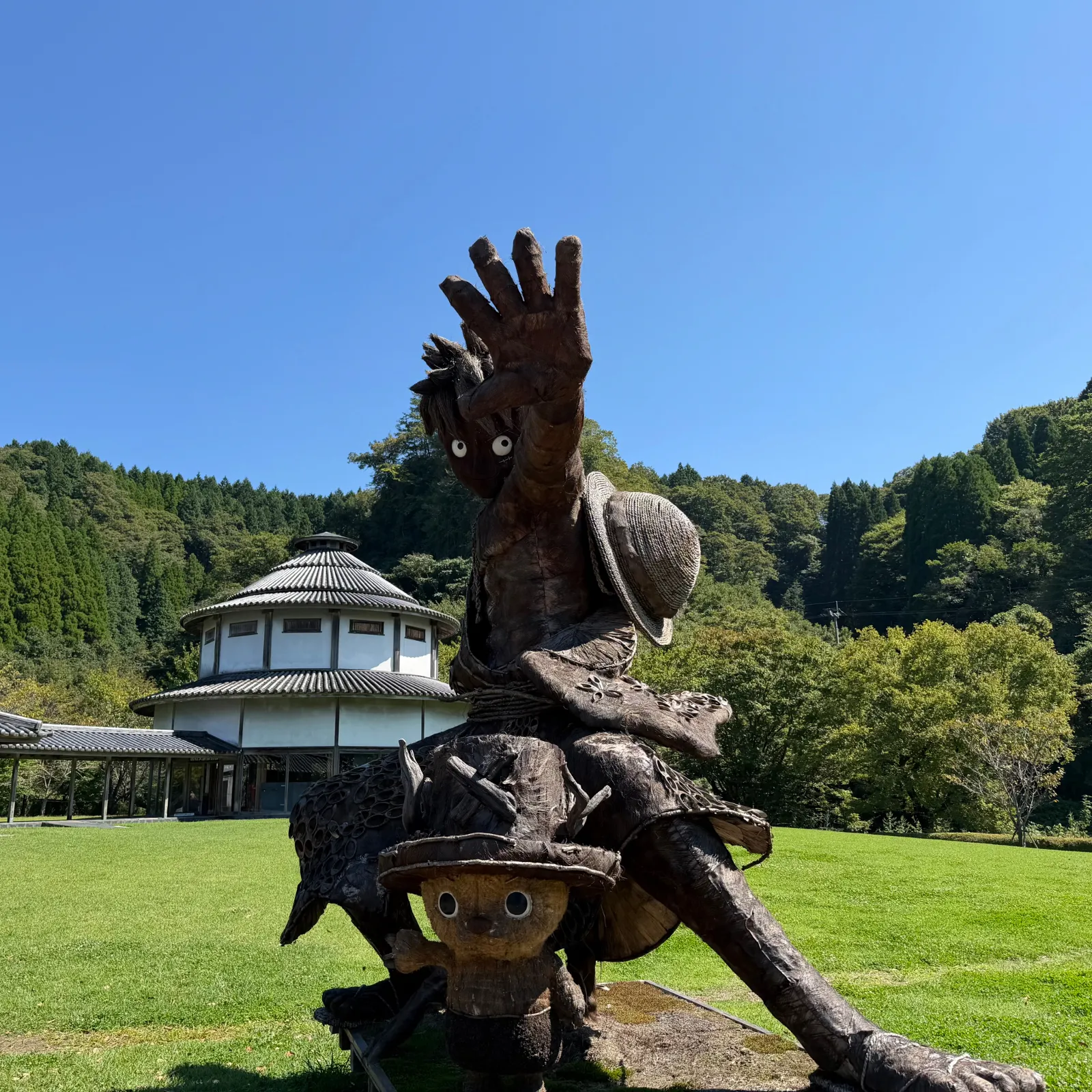 ルフィとチョッパー
熊本にワンピースメンバーの銅像が各地にあることは有名ですが、ここは銅像ではない道の駅 清和文楽邑オリジナルの像
像が全体的に黒い分、ルフィの目の白さが映えてかっこいい
みんな記念写真を撮ってました