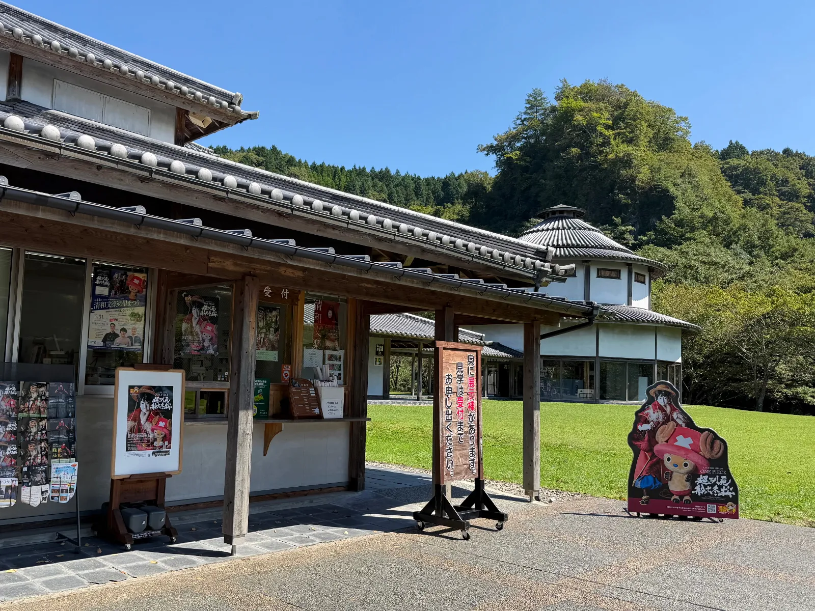 何も知らずに道の駅 清和文楽邑に行って、そこが九州に唯一残る人形浄瑠璃の地と知ってびっくり
写真奥の清和文楽館では、人形の資料について見ることができる（有料）
人形芝居も定期公演をやっているそう、この日は残念ながら見れず…
以前、徳島に行き直で人形浄瑠璃を体験した時、感動したので、九州の人形浄瑠璃もぜひいつか見てみたい