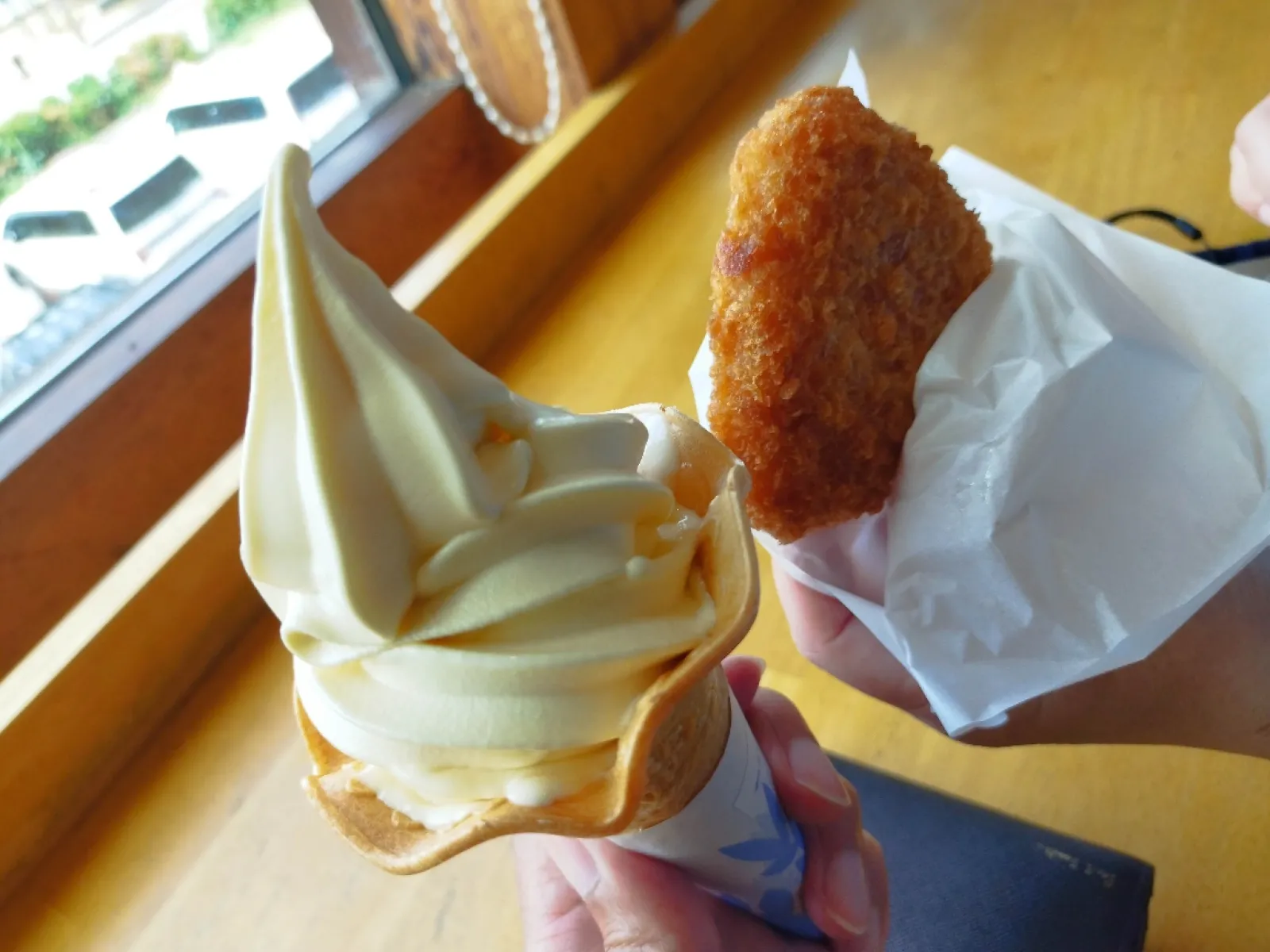 小布施の道の駅に立ち寄ったらクリソフトクリームとクリコロッケを購入。ご当地的なソフトクリームはぜひとも食べておきたい。