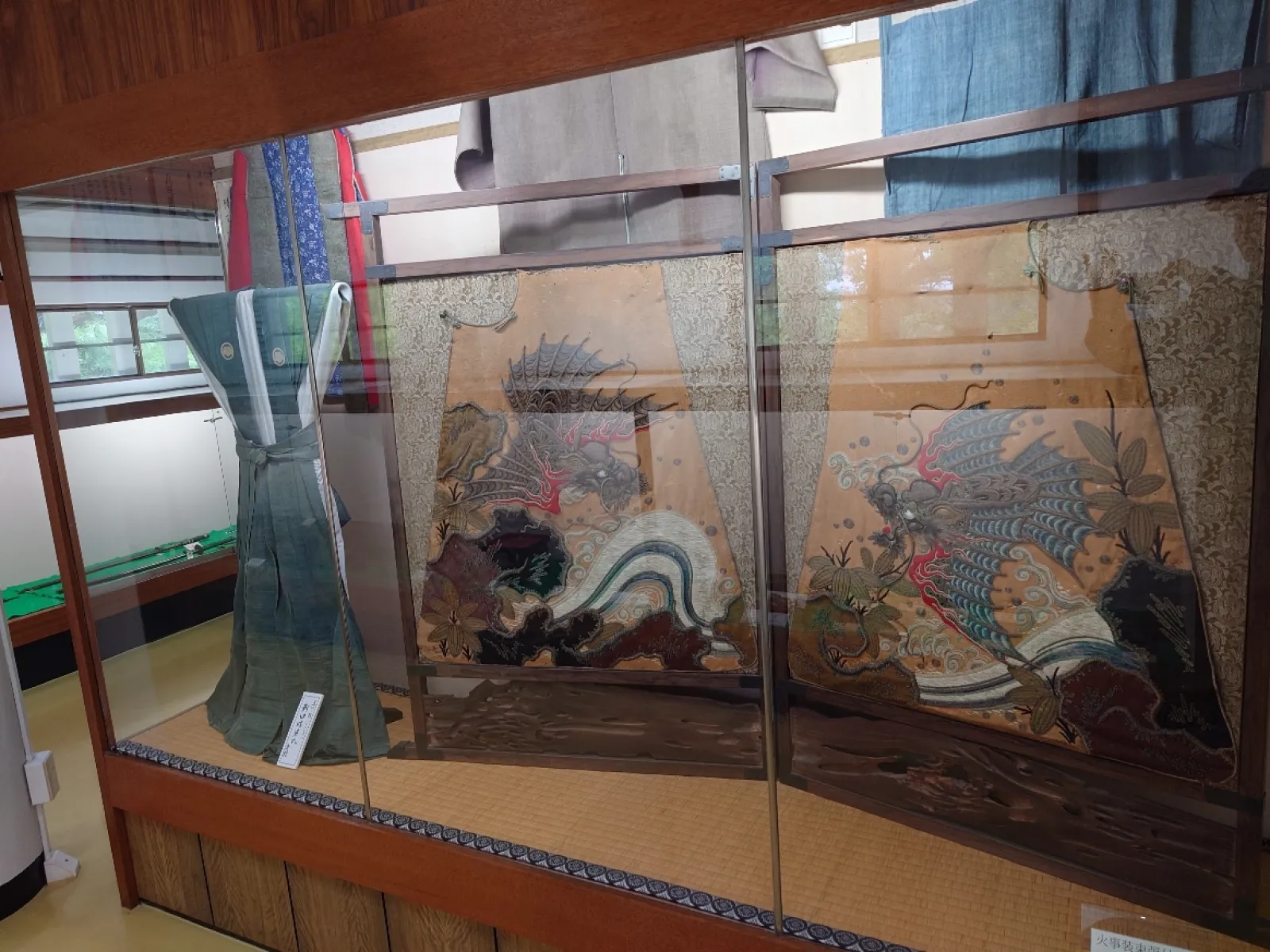 三戸町歴史民俗資料館で入館チケットを購入すると郷土館と三戸城温故館（天守閣？）を見学できます。
当時の服とか展示されてるけど、昔の人って小さかったんだね。
