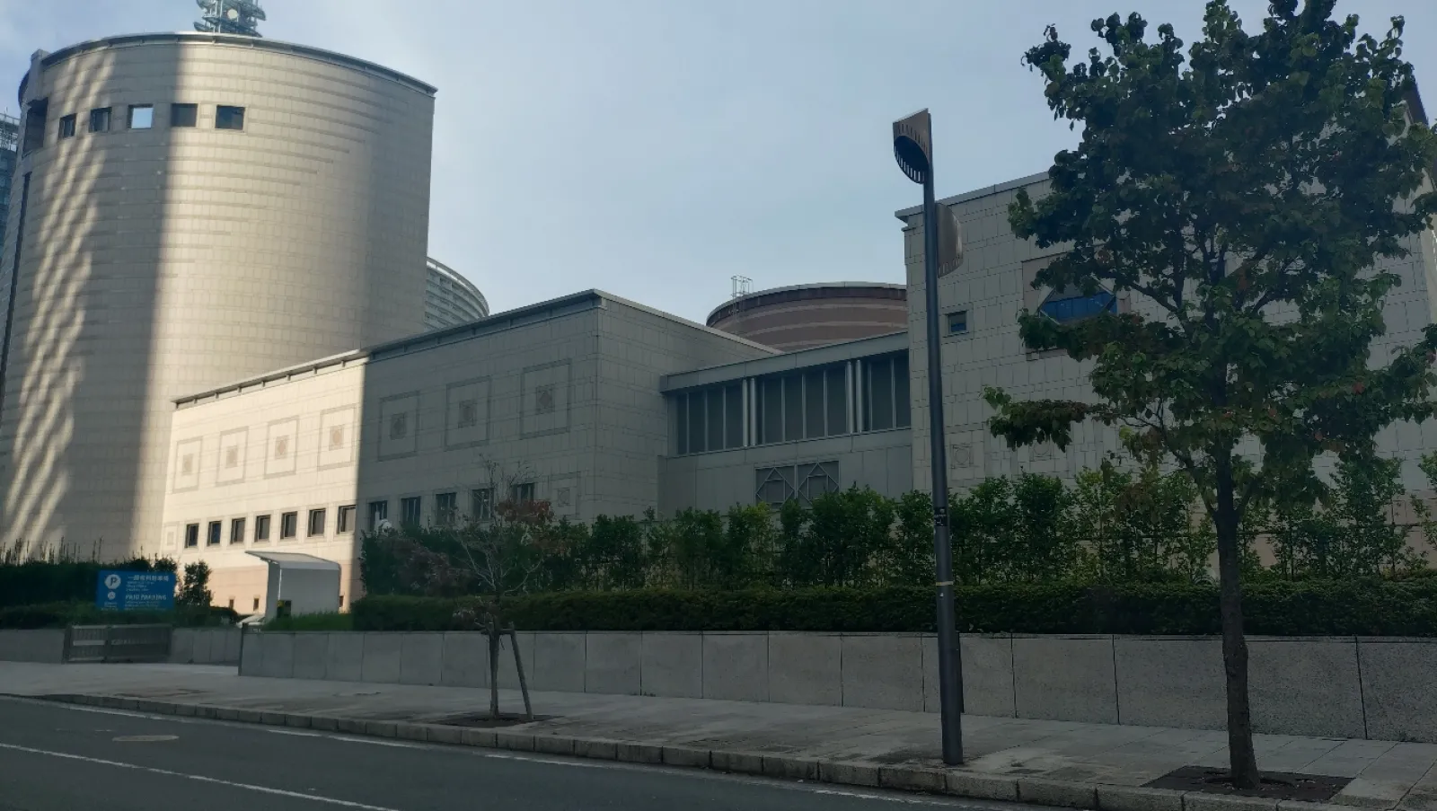 竣工した頃は野っぱらの中だったんだけど