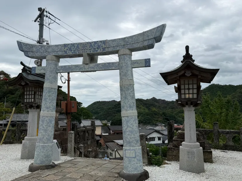 陶器でできた鳥居