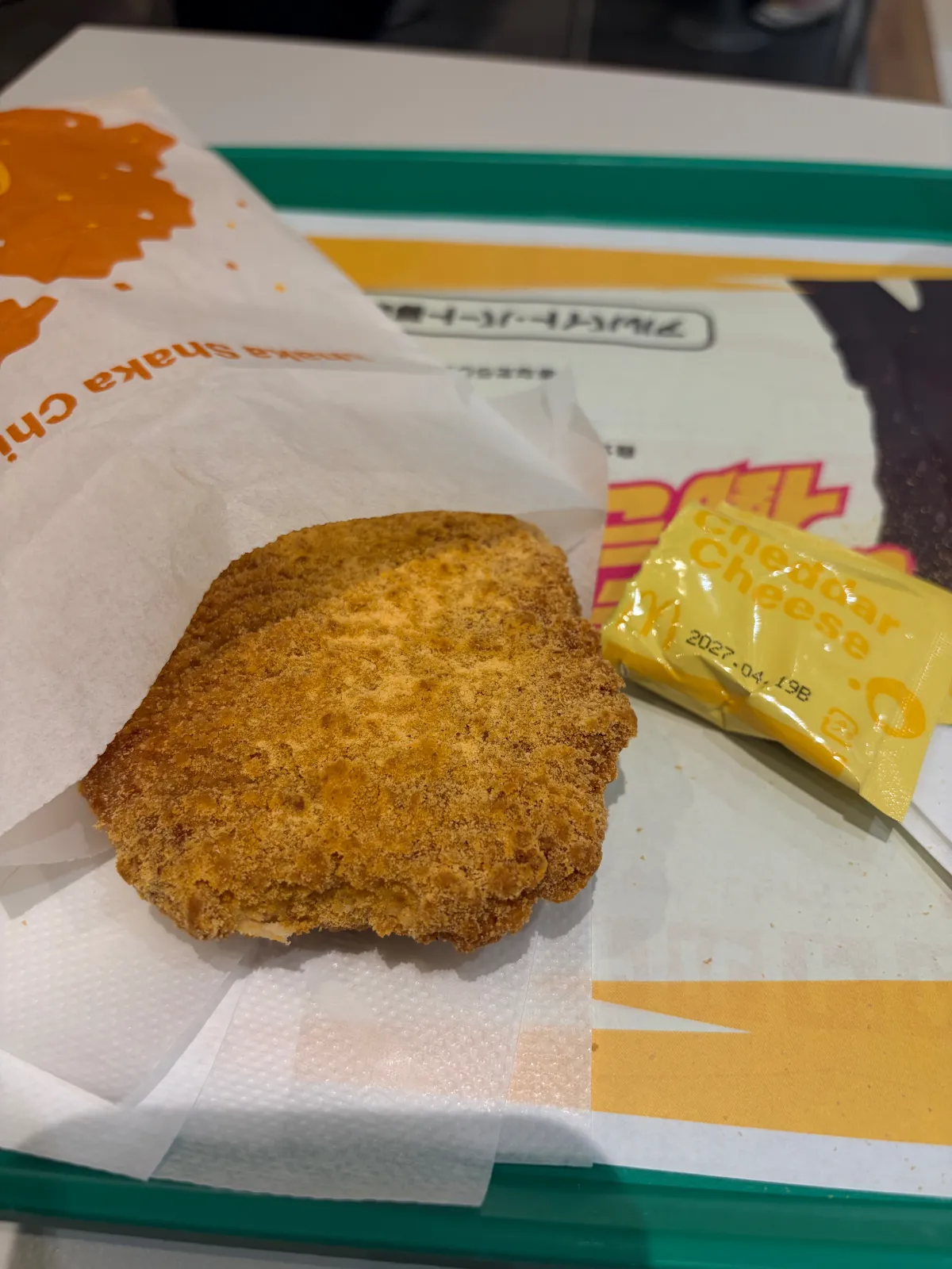 コンビニチキンとの違いは、このシャカシャカパウダーですね✨レッドホットチリは既に終売していた様で、チーズに初挑戦❗️
わかりやすく言えばうまい棒のチーズ味ww

その他チキン系のメニューが終売となり、刷新されるとの事！それにしても
チキンクリスプ190円
シャカチキ270円
の価格設定は面白い🤣