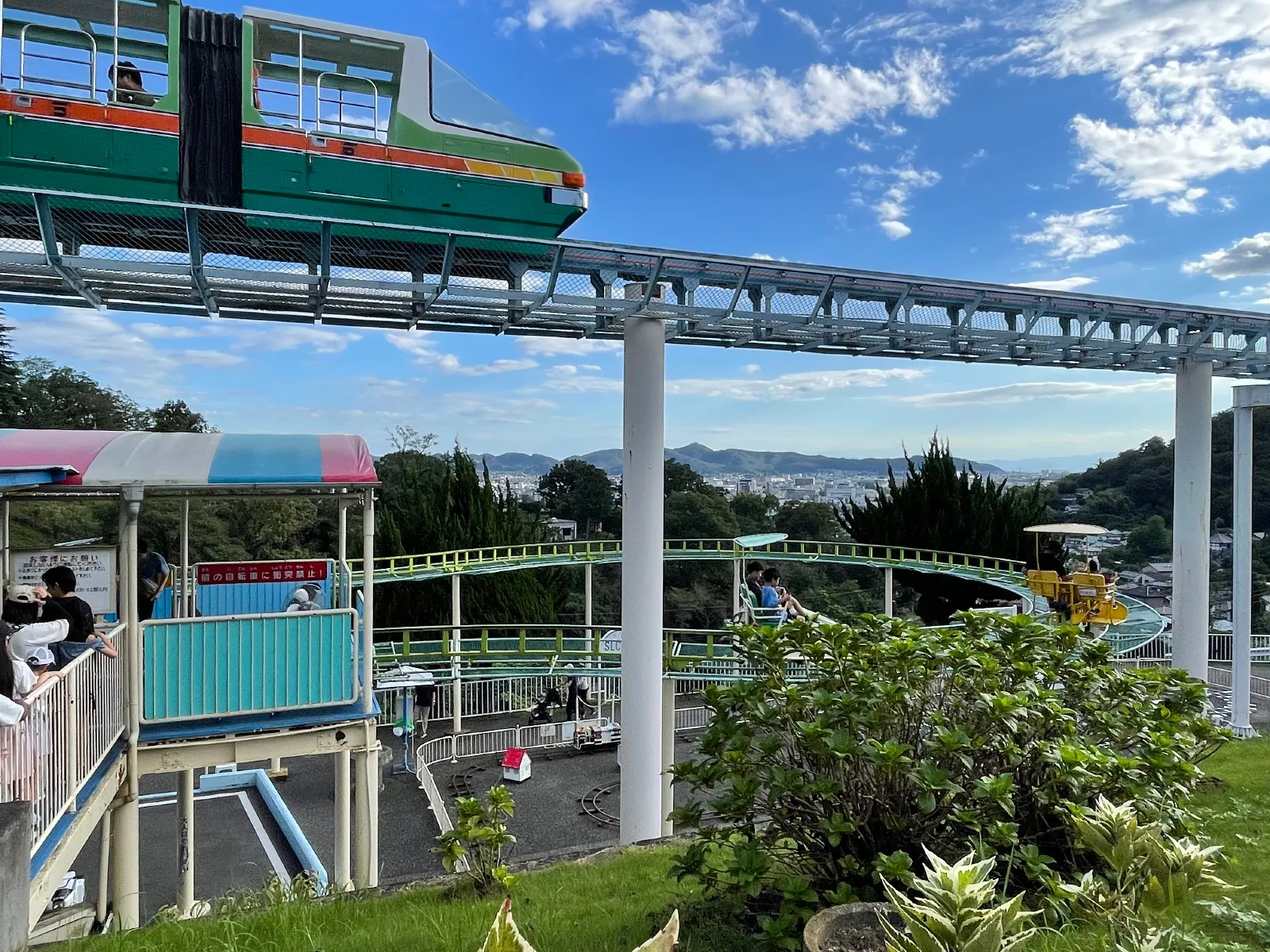 入場無料の遊園地があると聞き家族で初来園!駐車場はどこもいっぱいで停めるのが大変だったけどそれ以外は大満足!どの遊具も高くても200円で特に空飛ぶ電車が気に入りました〜
小学校低学年くらいまでは楽しめると思います♪
