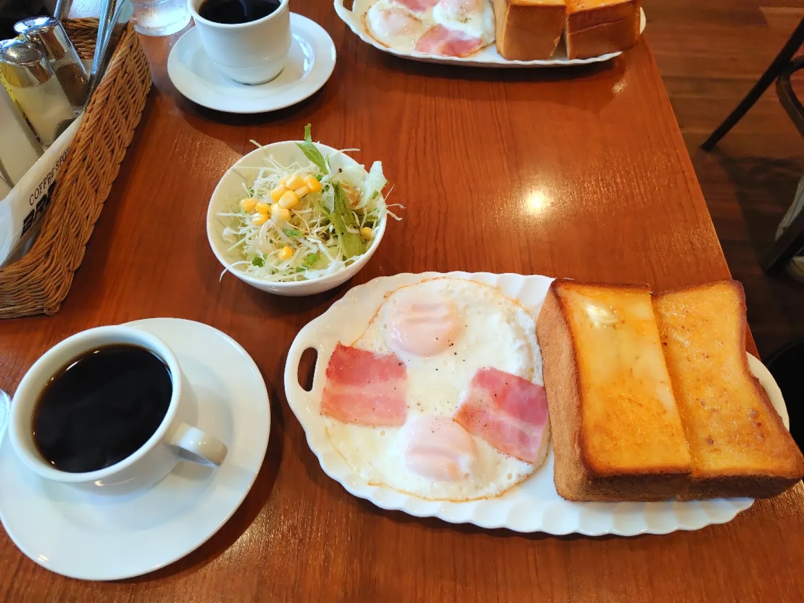 老舗の喫茶店モーニング。
値上がりして現在880円ですが、トーストは分厚く、ベーコンエッグも2個付いてくるので満足度は高いです。
サラダも取れて、野菜もしっかり取れます。
また、一階が混雑してても、2階にも座席がありますので、ご安心ください。