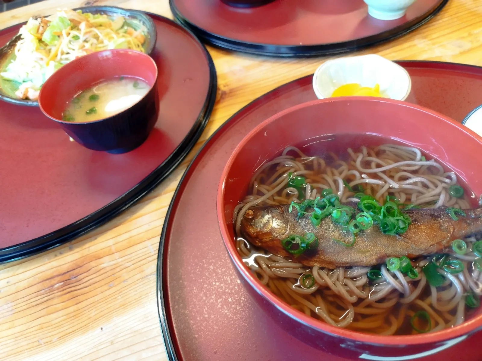 醒ヶ井養鱒場で甘露煮が入った蕎麦をいただける。頭から尻尾まで骨を気にすることなく全部食べられる。甘露煮の概念が変わるかもしれない。