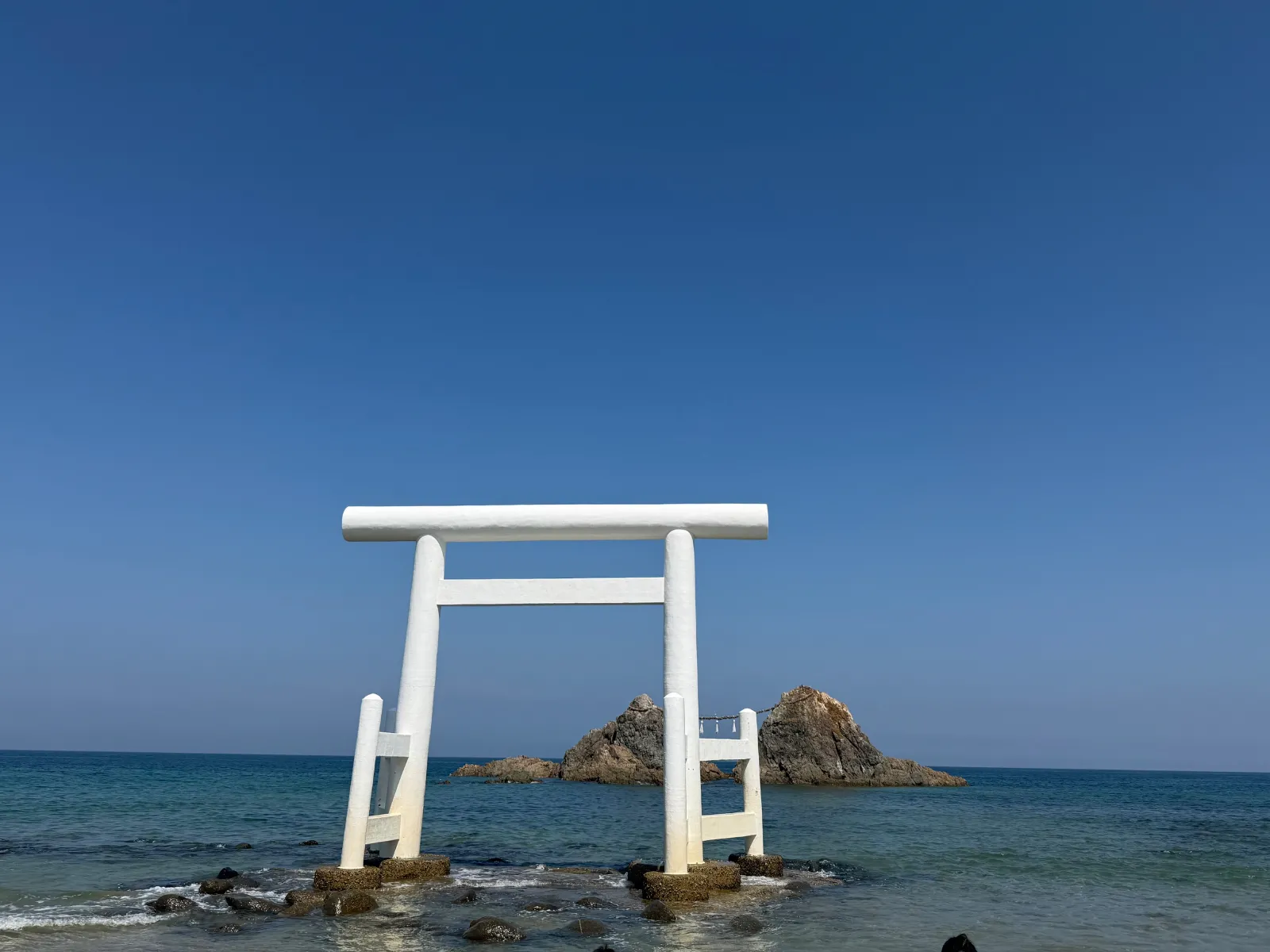 糸島ドライブの定番コース
晴れた日には、青い空と海に真っ白な鳥居が映えて美しいです
目の前にコインパーキングがあるので、そこに停めて写真撮影
海外からの観光客もかなり多いです