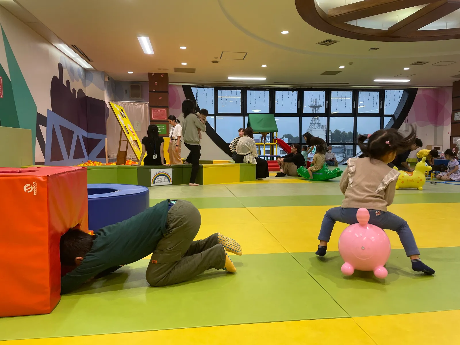 真岡駅3階に無料の子ども広場あります〜
暑い日や雨の日子どもたちを安心して遊ばせられる貴重な場所です！
4階にはプラレールの遊び場,外にはSL館もあって特に小さい男の子におすすめです!