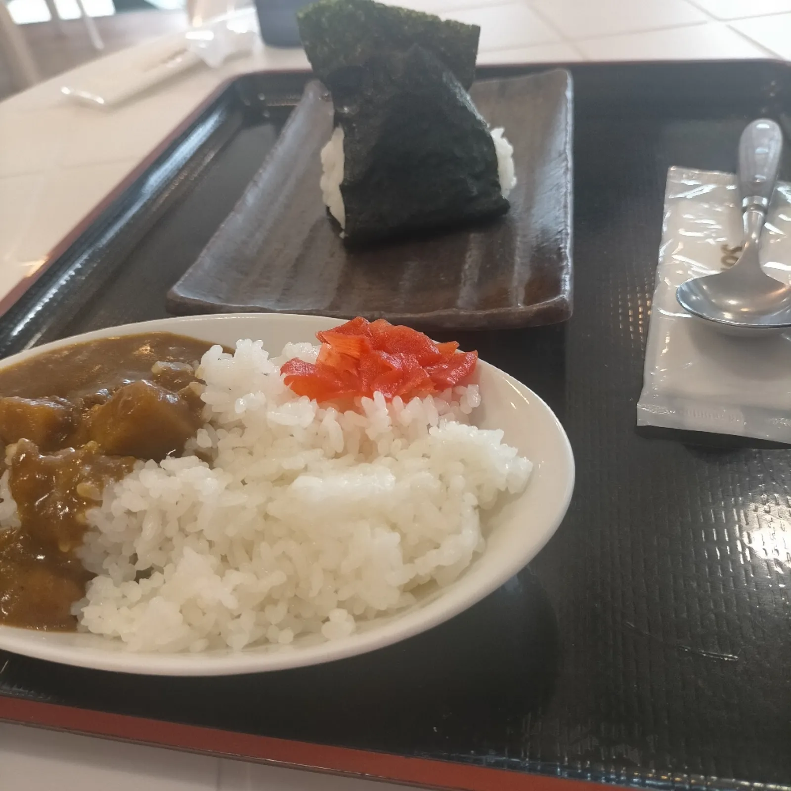 道の駅うなづきにあるおにぎりキッチンでランチ。ミニビールカレーは宇奈月ビールで煮込んでいるらしいです。1階のレストランはバイキングなので、軽く食べるなら、こちらの方がいいかも。
