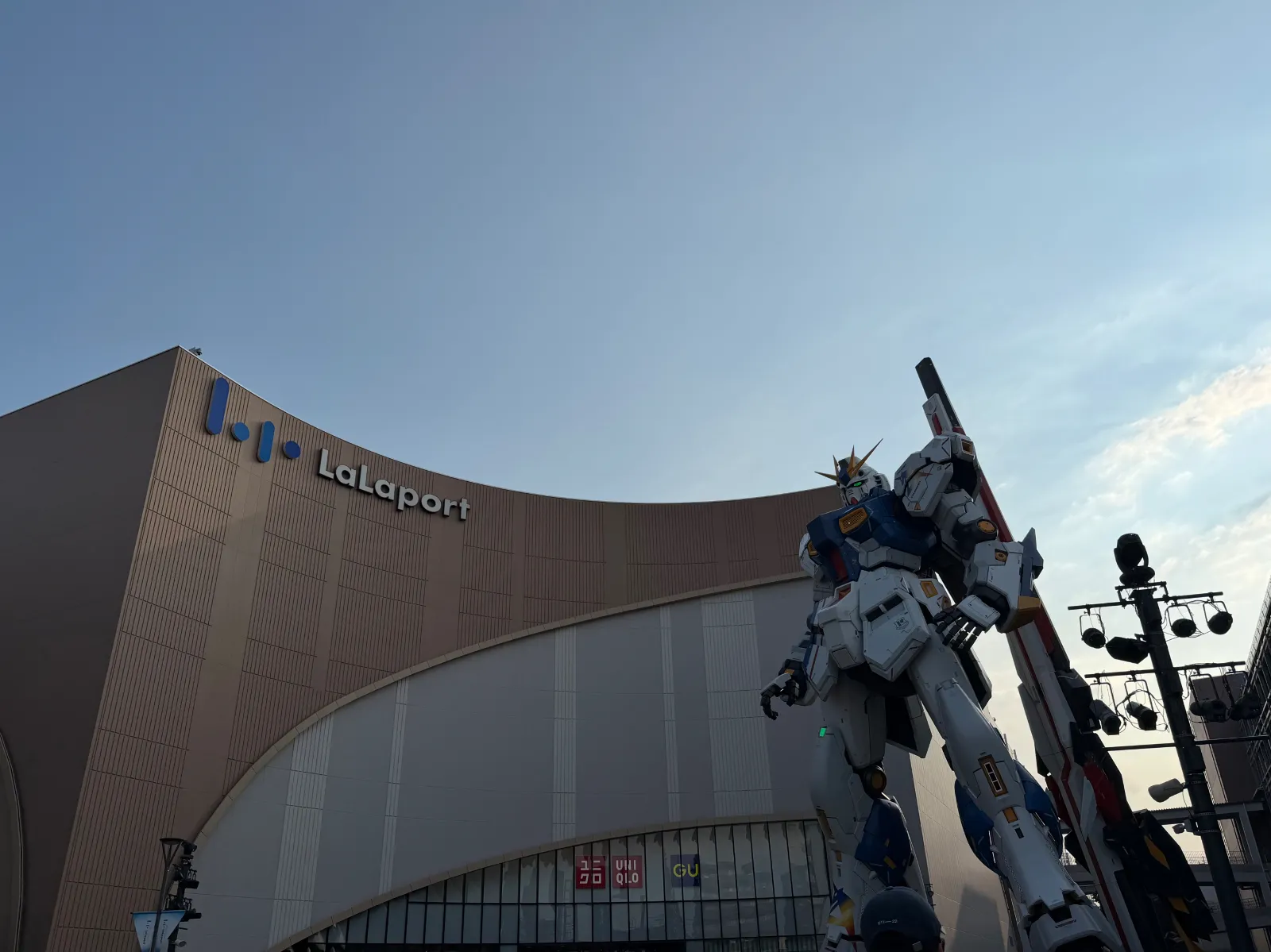 ららぽーと福岡の実物大ガンダム
4階にはGUNDAM SIDE-Fがあり、限定ガンプラやガンダムグッズも買うことができる