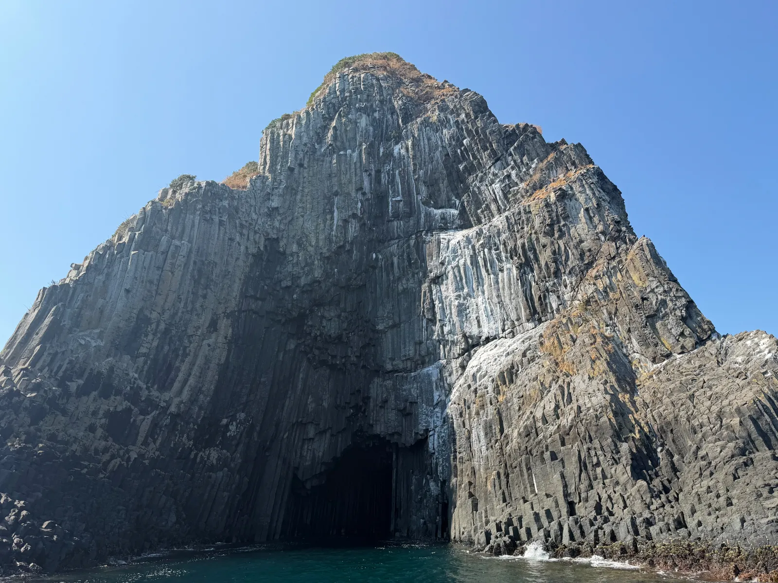 福岡の糸島ドライブの定番スポット、芥屋の大門
写真の景色は、遊覧船に乗って見ることができる