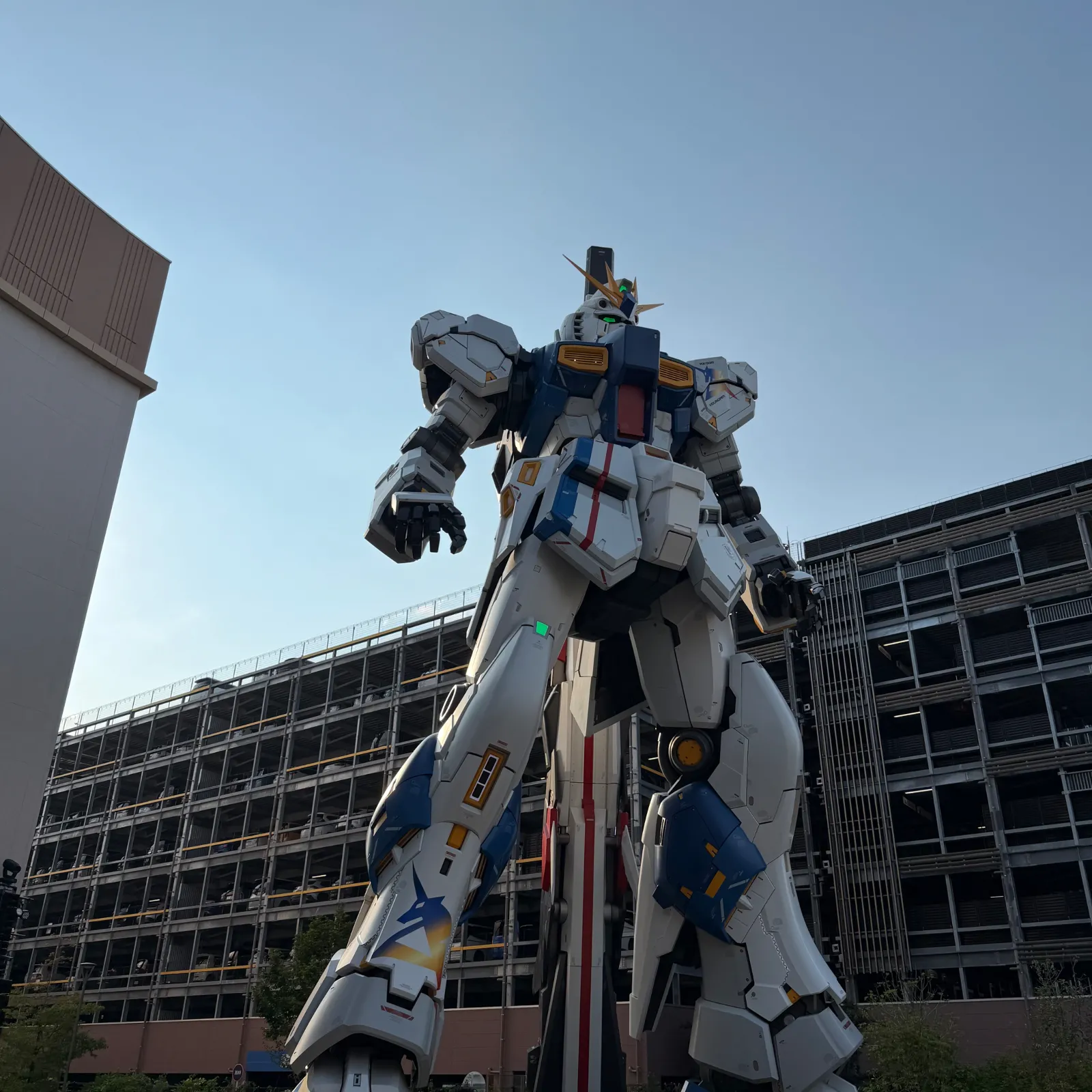 見上げると大迫力でカッコいい
動くのは手と顔のみ
動きはお台場のユニコーンがカッコよかったなーとしみじみ
横浜とお台場のガンダムが撤去されてしまい、残りは日本だと福岡のみなので、県民としては自慢のガンダム