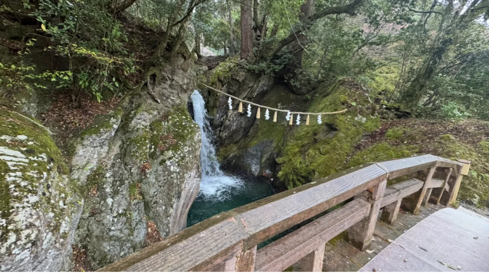 今流行りの丹生川上神社3社の1つ、丹生川上神社中社さん♪ここも凄く素敵で開運にお勧めですし川の中に龍神さんがいそうな気がします。