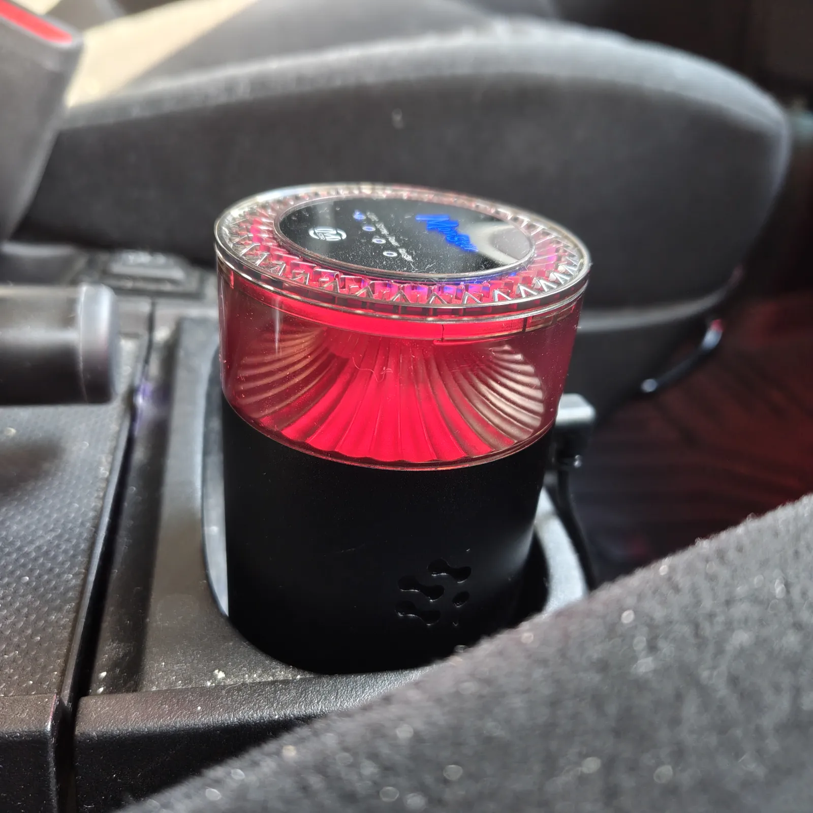 操作もボタン一つで簡単！
リチウムバッテリーを使用していないので、
高温になりやすい車内でも安心して使用できます☀
ドリンクホルダーにも収まり、
コードも干渉しないのでスッキリと使えました！
他の香りも早く使ってみたいです！

【商品の印象】
・デザイン・車内に置いた際の印象　☆5
　スッキリとしたシンプルなデザイン

【香り】
・香りの広がり・香りの強さ　☆4
　大きめの車内だと後方は香り感じにくいかもしれません

【ミスト演出】
・濃密ミストの見た目・楽しさ　☆5
　演出が楽しい！

【ライト】
・アンビエントライトの雰囲気・デザイン性　☆5
　ライトのカラーバリエーションも豊富
　気分に合わせて変えられるのも◯
　

【使いやすさ】
・噴霧間隔やライトの変更など、操作のしやすさ☆4
　ワンタッチで操作可能で簡単！

【車内での満足度】
・車内空間が快適・心地よくなったと感じるか　☆5
　好きな香りを楽しむのも良い！

【総合評価】
・総合評価　☆5
　ライトのカラーバリエーションや噴霧の演出、香り　　
　など実用性だけでなく車内での活動がより楽しくな
　ります！