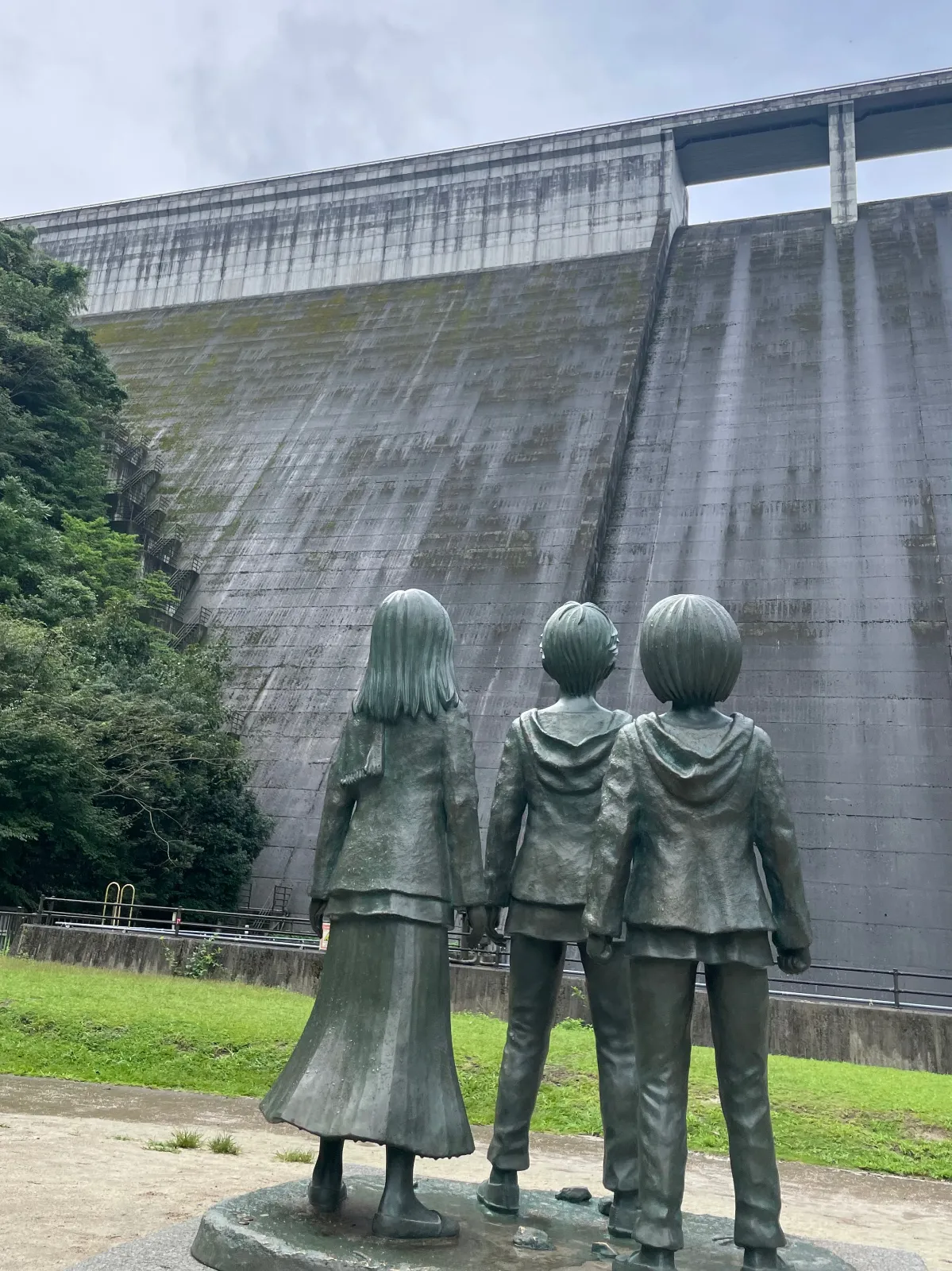 ダムの壁を、進撃の巨人に出てくる巨大な壁に見立てた大山ダム
壁を見上げるエレン、ミカサ、アルミンの表情が印象的なんですが……まさかの正面からの写真を撮り忘れ！
外国人の観光客の方たちと銅像を撮影したりしてたら、自分のスマホでも撮った気になってたみたいです(￣▽￣)
そういう時もあるよね
日田の市街地や進撃の巨人のミュージアムも楽しかったので、また見に行こうと思います