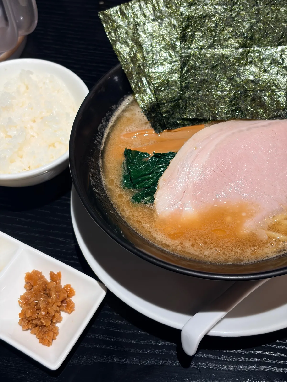貝出汁が有名なラーメン屋さんのpremium豚骨ラーメン🍜
食券渡し時にやみつきニンニクは口頭で注文すると無料で頂けて、ランチタイムは半ライスが無料🍚
けしからんことを考えたのはどこの誰ですかね🤔頼まないワケにはいかない悪戯な組合せ😈