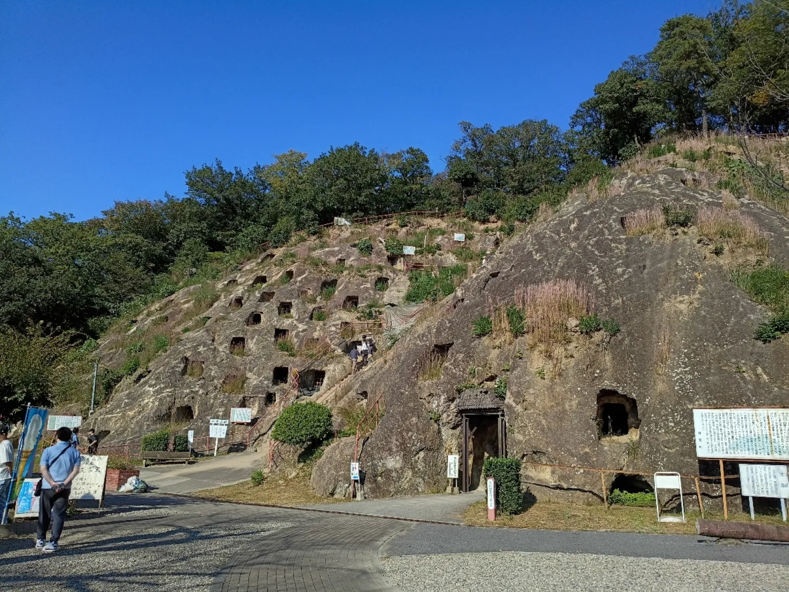 古代人のお墓と言われています。