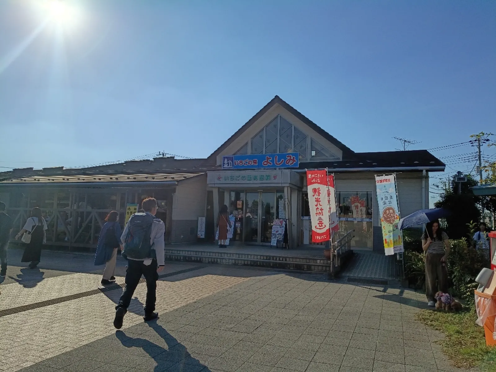 絶好の行楽日和なので、なかなかの賑わいです。