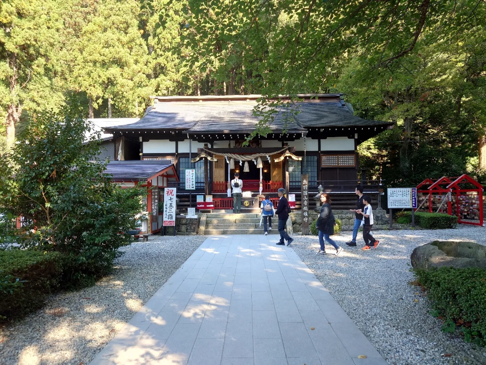 こっちが立石寺の入口かと思ったらもう少し先に立石寺の入口がありました。
まあ取り敢えず参拝します。